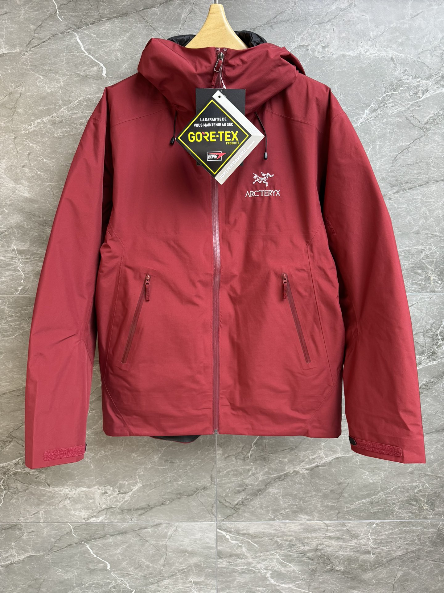 NO:578564,New autumn and winter styles are now available. Arc'teryx 3-in-1 Jacket Beta LT hard shell series. 3-in-1 multifunctional design. Removable white duck down liner + GORE-TEX shell. Lightweight and warm, not bulky. Upgraded three-layer lamination process. Underarm zippers are ventilated and breathable. Drawstring hem is windproof and warm. Three-dimensional tailoring for free movement. Wear-resistant material is long-lasting. Suitable for a variety of outdoor sports. Same style for men and women. Complete trademarks.  Size S-XXL,arc'teryx,alexander wang19860909秋冬新款上新啦 始祖鸟三合一冲锋衣 Beta LT硬壳系列 三合一多功能设计 可拆卸白鸭绒内胆+GORE-TEX外壳 轻量保暖不臃肿 三层压胶工艺升级 腋下拉链通风透气 抽绳下摆防风保暖 立体剪裁活动自如 耐磨材质持久耐穿 适合多种户外运动 男女同款 商标齐全 尺码S-XXL,arc'teryx,alexander wang,Women's clothing