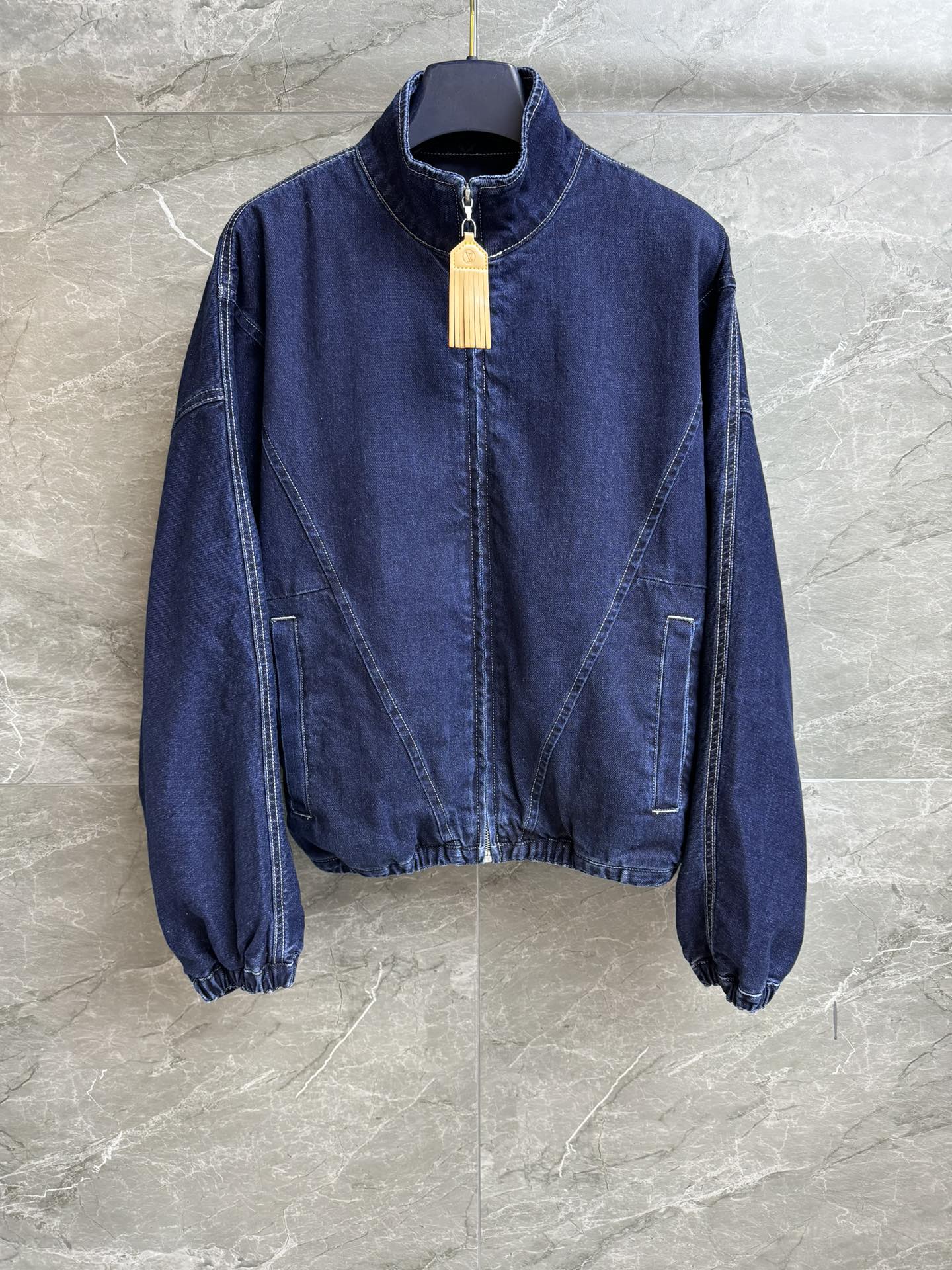 NO:578601,The new autumn and winter styles are on sale. L's denim zipper jacket 2025 autumn and winter series. Stand-up collar zipper design. Leather tassel zipper pull decoration. Fashionable and avant-garde. Customized denim cotton fabric. Dyeing treatment. Wear-resistant and stylish. Loose fit. The upper body looks slim and elegant. Complete trademarks. Sizes SML, Louis Vuitton, jackets & coats, alexander wang19860909秋冬新款出货啦 L家牛仔拉链外套 2025秋冬系列 立领拉链设计 皮革流苏拉链头装饰 时髦前卫 定制牛仔棉质面料 采用染色处理 耐磨有型 宽松版型 上身显瘦又气质 商标齐全 尺码SML,,louis vuitton,jackets & coats,alexander wang,Women's clothing