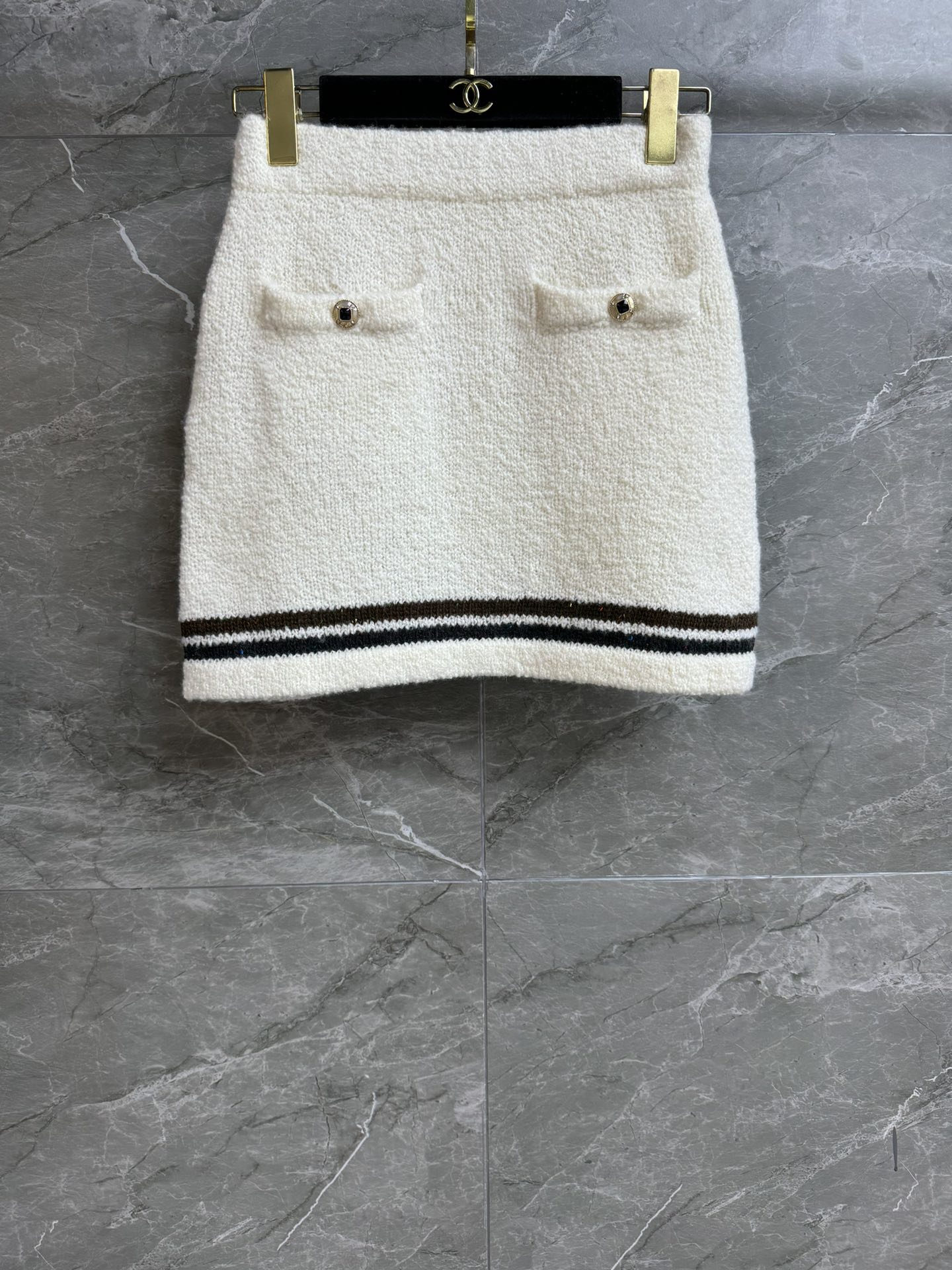 NO:579280,The high version is now shipping. Chanel white striped skirt 2025 ski series. Elastic elastic waistband. Exquisite button decoration. Striped contrasting trim. Gentle and high-end. Cashmere and silk blended fabric. Soft and comfortable. Super texture. A-line skirt version. The upper body is slim and elegant. Complete trademarks. Sizes SML, chanel, skirts, real silk, alexander wang19860909高版本出货啦 香家白色条纹短裙 2025滑雪系列 松紧弹力腰头 精致纽扣装饰点缀 条纹撞色饰边 温柔高级 羊绒真丝混纺面料 软糯舒适 超有质感 A字裙版型 上身显瘦又气质 商标齐全 尺码SML,,chanel,skirts,real silk,alexander wang,Women's clothing