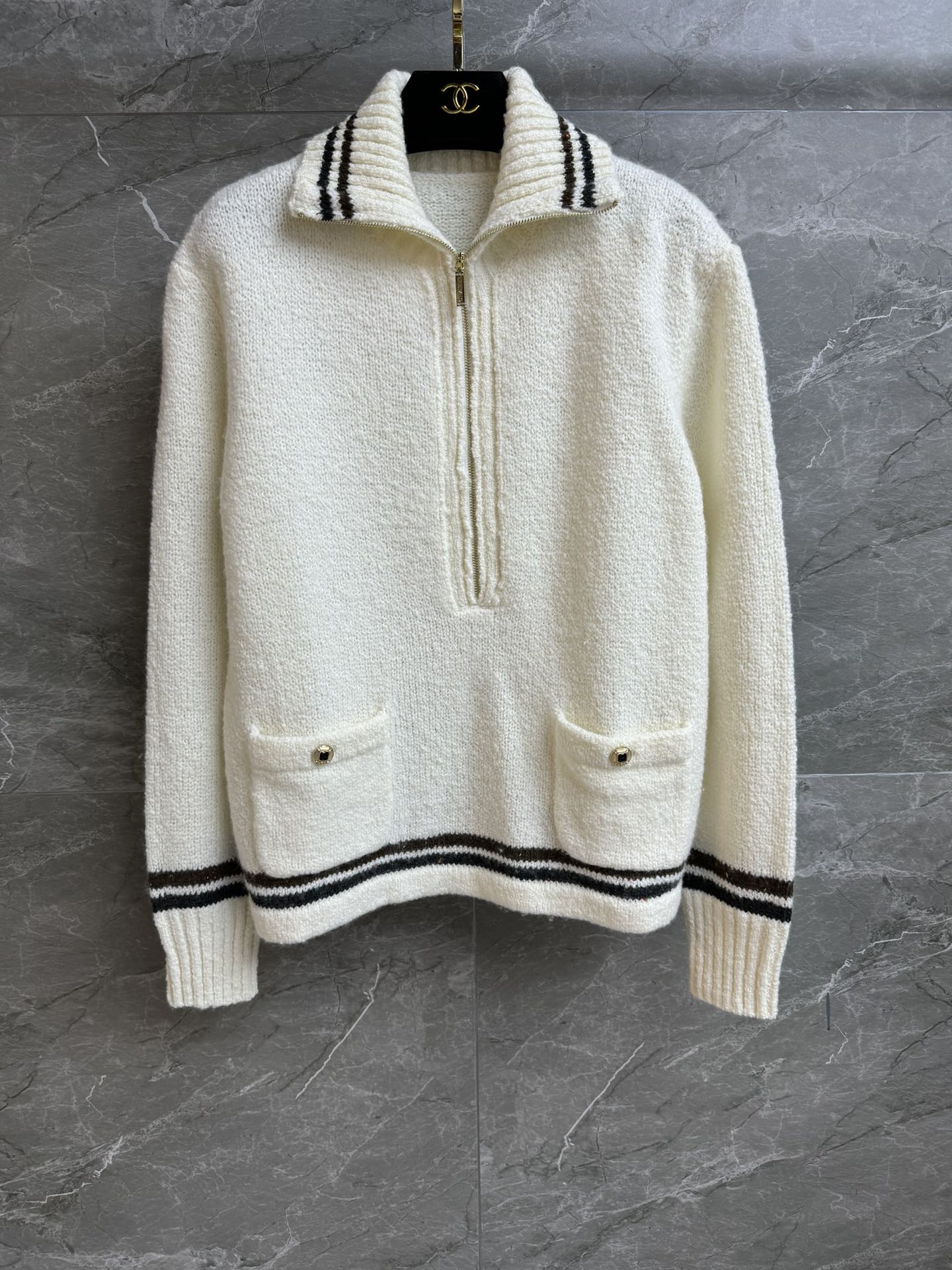 NO:579284,The high version is now shipping. Xiangjia white zipper sweater 2025 ski series. Lapel zipper design. Striped contrast trim. Exquisite button embellishment pockets. Simple, gentle and advanced. Cashmere and silk blended fabric. Soft and comfortable. Super texture. Loose fit. The upper body is slim and elegant. Complete trademarks. Sizes SML, chanel, sweaters, real silk, alexander wang19860909高版本出货啦 香家白色拉链毛衣 2025滑雪系列 翻领拉链设计 条纹撞色饰边 精致纽扣点缀口袋 简约温柔高级 羊绒真丝混纺面料 软糯舒适 超有质感 宽松版型 上身显瘦又气质 商标齐全 尺码SML,,chanel,sweaters,real silk,alexander wang,Women's clothing