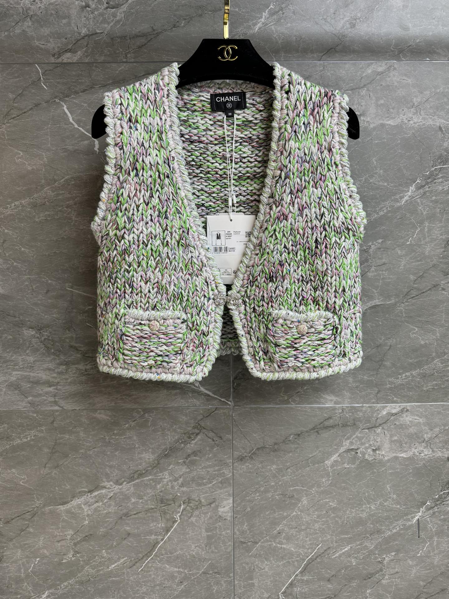 NO:579286,Autumn and winter new models have been shipped. Xiangjia Colorful Woven Vest 2025 Autumn and Winter Preview Series Temperament V-neck design Exquisite double C flower button decoration Green silver thread multi-color crochet Fashionable and advanced Customized yarn is thick and crisp Short version The upper body is slim and elegant Complete trademarks Equipped with cloth bags Sizes SML, Chanel, Alexander Wang19860909秋冬新款出货啦 香家彩色编织马甲 2025秋冬预告系列 气质V领设计 精致双C花朵纽扣装饰 绿色银丝多色钩编 时髦高级 定制纱线厚实挺括 短款版型 上身显瘦又气质 商标齐全 配有布袋 尺码SML,,chanel,alexander wang,Women's clothing