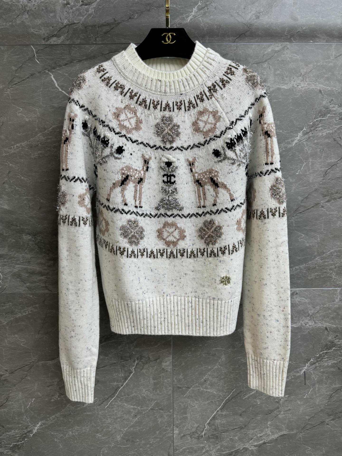 NO:579288,Autumn and winter new models are shipped. Xiangjia deer snowflake sweater 2025 ski series. Round neck design. Fair Isle deer jacquard pattern. Snowflake logo decoration. Exquisite and fashionable to reduce age. Customized knitted fabric. Comfortable and skin-friendly. Normal fit. The upper body looks slim and elegant. Complete trademarks. Comes with cloth bag. Sizes SML,,chanel,sweaters,alexander wang19860909秋冬新款出货啦 香家小鹿雪花毛衣 2025滑雪系列 圆领领口设计 费尔岛小鹿提花图案 雪花徽标装饰点缀 精致时髦减龄 定制针织面料 舒适亲肤 正常版型 上身显瘦又气质 商标齐全 配有布袋 尺码SML,,chanel,sweaters,alexander wang,Women's clothing