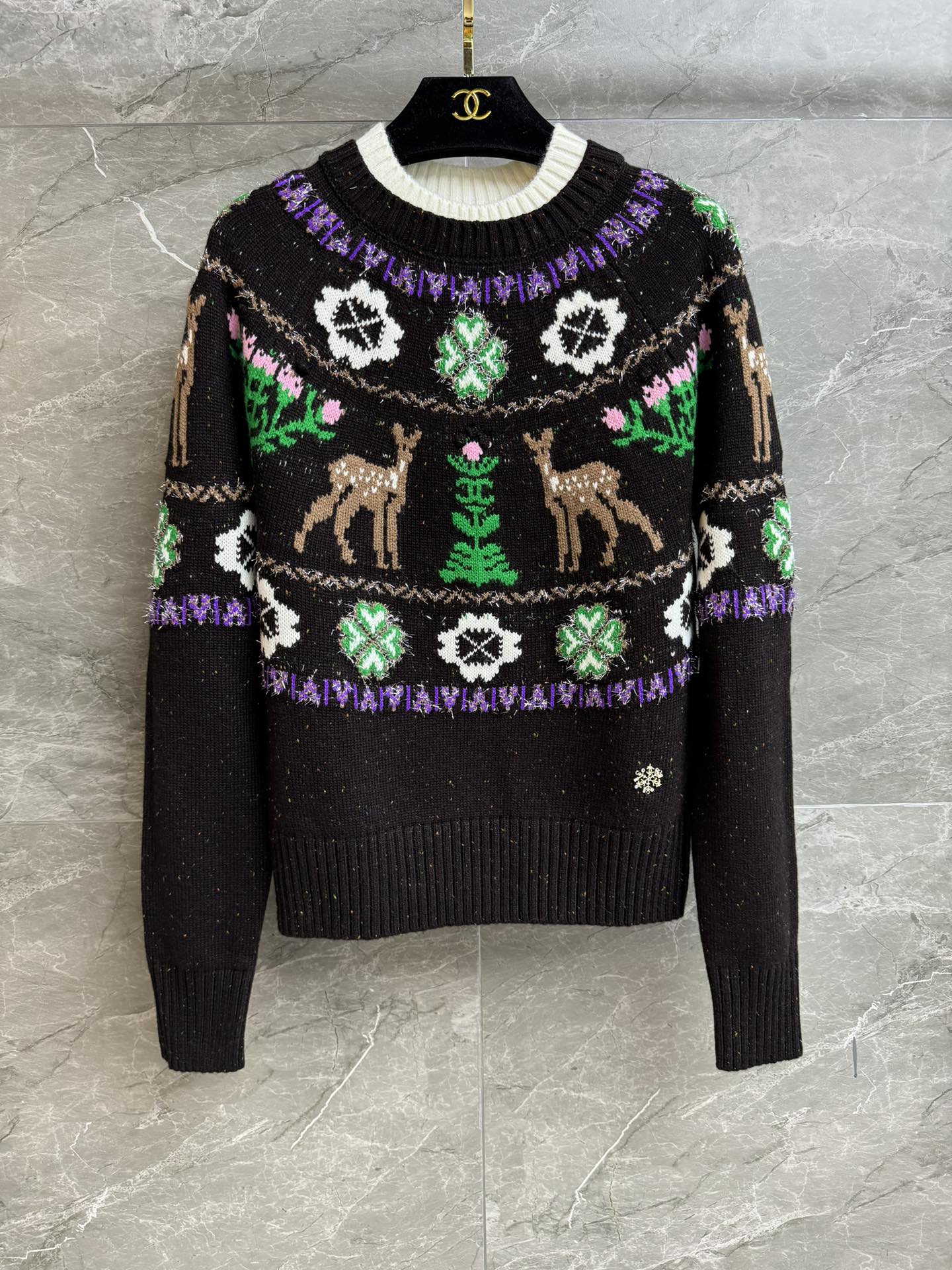 NO:579290,Autumn and winter new models are shipped. Xiangjia deer snowflake sweater 2025 ski series. Round neck design. Fair Isle deer jacquard pattern. Snowflake logo decoration. Exquisite and fashionable to reduce age. Customized knitted fabric. Comfortable and skin-friendly. Normal fit. The upper body looks slim and elegant. Complete trademarks. Comes with cloth bag. Sizes SML,,chanel,sweaters,alexander wang19860909秋冬新款出货啦 香家小鹿雪花毛衣 2025滑雪系列 圆领领口设计 费尔岛小鹿提花图案 雪花徽标装饰点缀 精致时髦减龄 定制针织面料 舒适亲肤 正常版型 上身显瘦又气质 商标齐全 配有布袋 尺码SML,,chanel,sweaters,alexander wang,Women's clothing