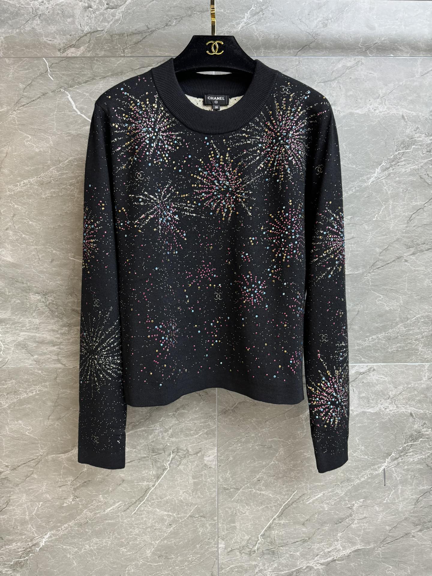 NO:579292,New autumn and winter styles are available. Xiangjia fireworks sweater with rhinestones. 2025 ski series. Round neck design. Fireworks logo jacquard pattern. Colorful rhinestone embellishments. Exquisite and high-end. Customized knitted fabric. Comfortable and skin-friendly. Normal fit. Upper body looks slim and fashionable. Complete trademarks. Comes with cloth bag. Sizes SML, chanel, sweaters, alexander wang19860909秋冬新款上新啦 香家烟花烫钻毛衣 2025滑雪系列 圆领领口设计 烟花logo提花图案 彩钻烫钻点缀 精致高级 定制针织面料 舒适亲肤 正常版型 上身显瘦又时髦 商标齐全 配有布袋 尺码SML,,chanel,sweaters,alexander wang,Women's clothing