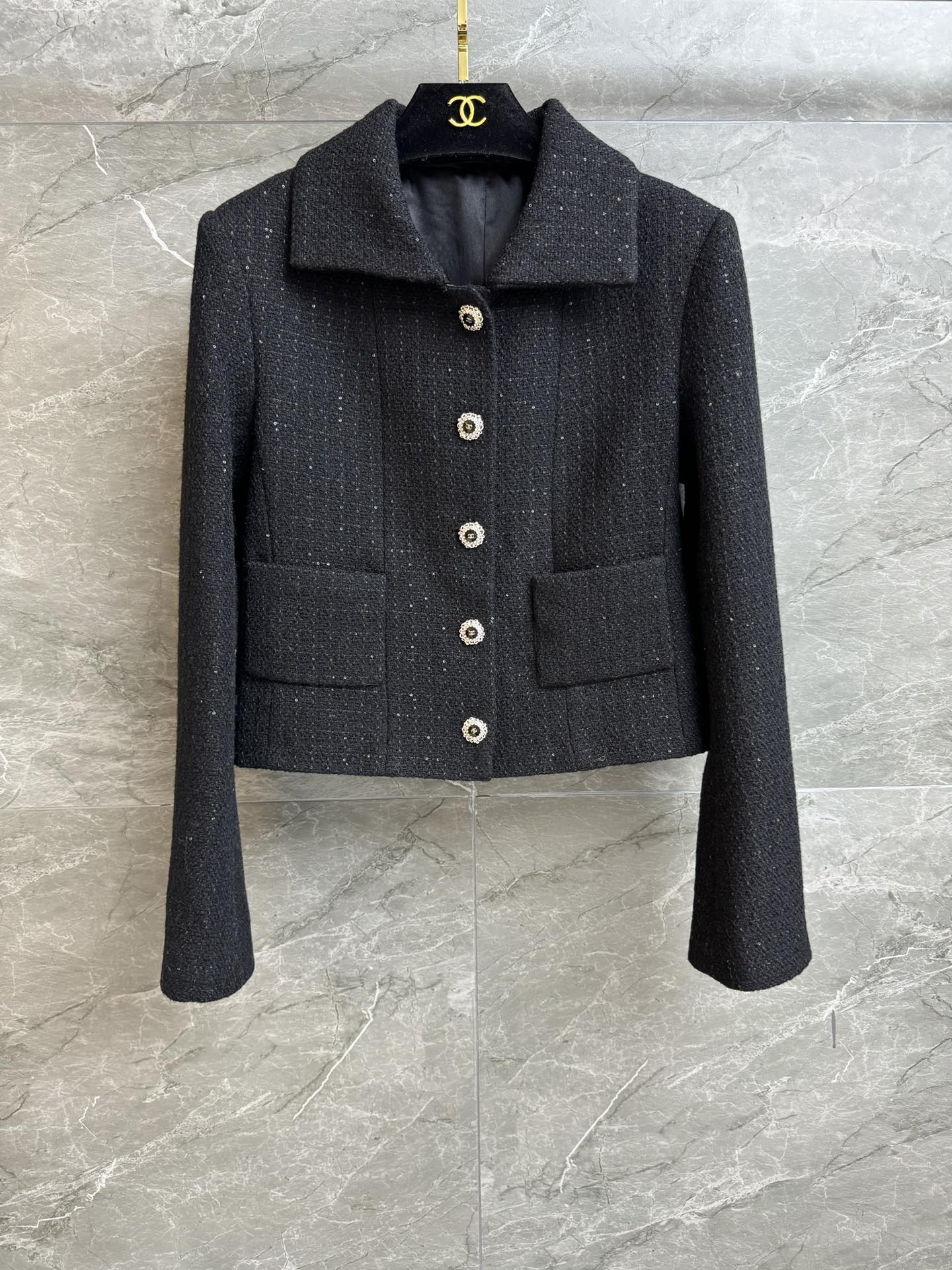 NO:579294,New autumn and winter styles are available!  Xiangjia Diamond Button Sequin Jacket 2025 Autumn and Winter Series Single-breasted lapel design Exquisite double C diamond button decoration Black sequin interspersed decoration Luxurious and dazzling, full of high-end feel Customized shiny tweed fabric Silk lining Short version The upper body is slim and elegant Complete trademarks Sizes SML, chanel, jackets & coats, real silk, alexander wang19860909秋冬新款上新啦！ 香家钻扣亮片外套 2025秋冬系列 翻领单排扣设计 精致双C钻扣装饰 黑色亮片穿插点缀 奢华耀眼 高级感满满 定制闪亮斜纹软呢面料 真丝里衬 短款版型 上身显瘦又气质 商标齐全 尺码SML,,chanel,jackets & coats,real silk,alexander wang,Women's clothing