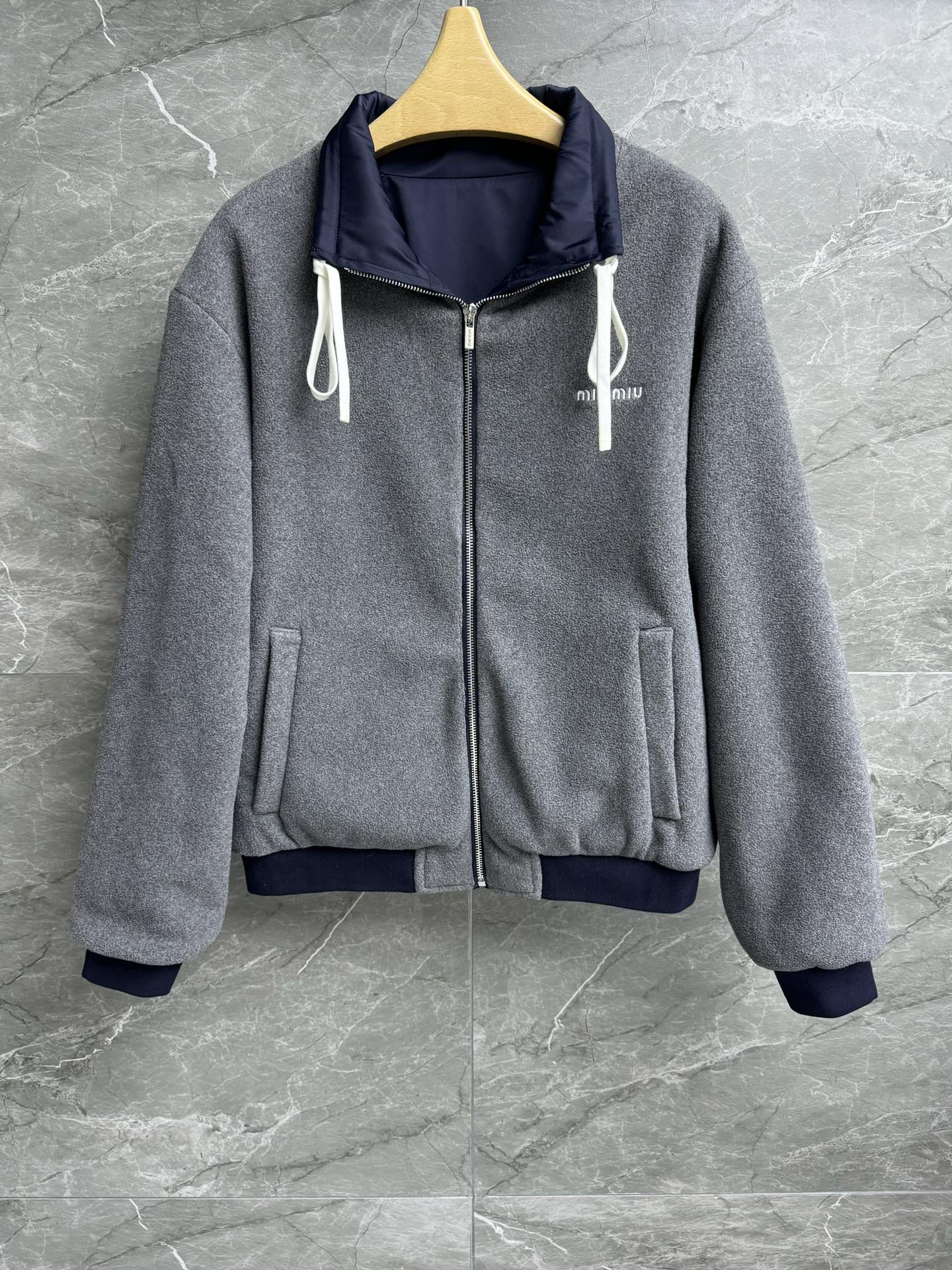 NO:591140,New autumn and winter new styles Miu polar fleece double-sided jacket 2025 autumn and winter series Lapel zipper design Double-sided wear One side of polar fleece One side of mercerized nylon fabric The color is casual, fashionable and warm Loose fit The upper body is slim and versatile Complete trademarks Sizes SML, miumiu, jackets & coats, alexander wang19860909秋冬新款上新啦 Miu摇粒绒双面外套 2025秋冬系列 翻领拉链设计 双面可穿 一面摇粒绒 一面丝光尼龙面料 配色休闲时髦保暖 宽松版型 上身显瘦又百搭 商标齐全 尺码SML,,miumiu,jackets & coats,alexander wang,Women's clothing