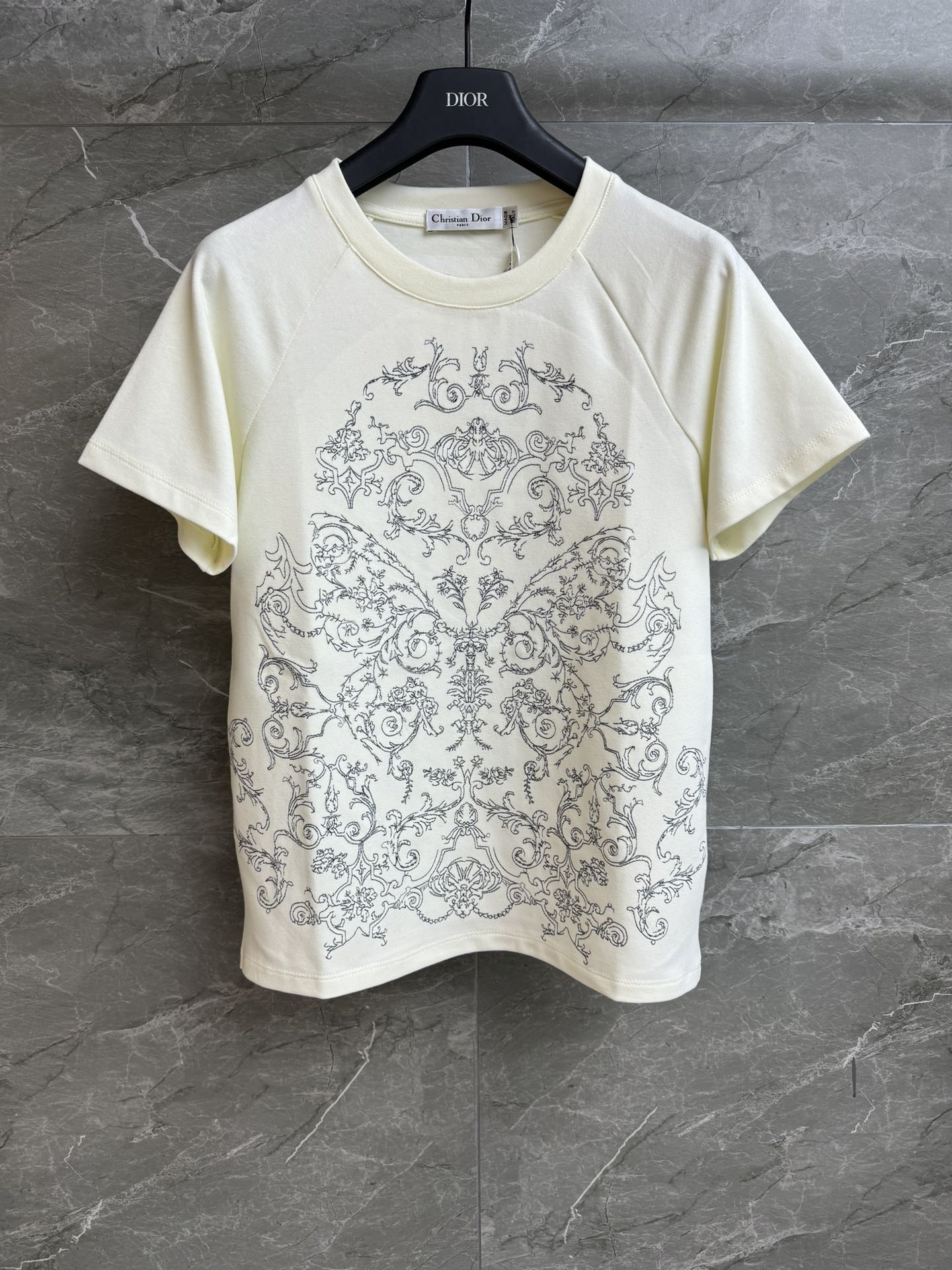 NO:586971,New models for early spring are now available. D's Butterfly Embroidered T-shirt 2026 Early Spring Series Round neck design Precise three-dimensional butterfly embroidery pattern Exquisite and elegant Customized pure cotton fabric Comfortable and breathable Normal fit The upper body looks slim and elegant Complete trademarks Sizes SML, dior, tees, t-shirt, alexander wang19860909早春新款出货啦 D家蝴蝶刺绣T恤 2026早春系列 圆领领口设计 精密立体的蝴蝶刺绣图案 精致优雅大气 定制纯棉面料 舒适透气 正常版型 上身显瘦又气质 商标齐全 尺码SML,,dior,tees，t-shirt,alexander wang,Women's clothing