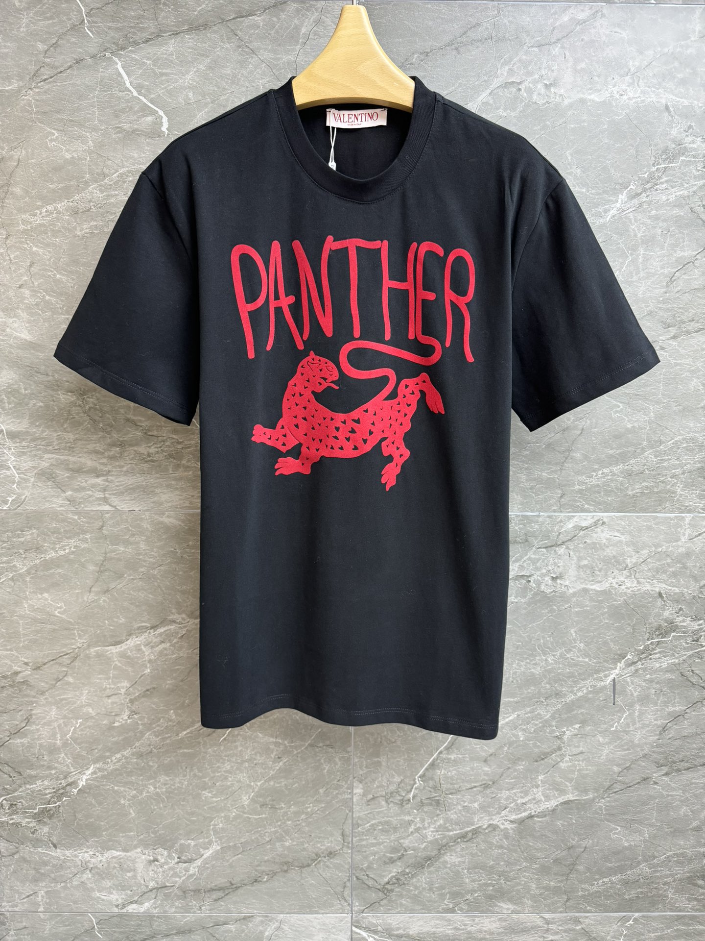 NO:579612,New styles for early spring are available. Valentino leopard T-shirt 2026 early spring series. Round neck design. Leopard flocking print pattern on the chest. Fashionable personality. Customized pure cotton material. Skin-friendly and breathable. Loose fit. The upper body is slim and versatile. Complete trademarks. Sizes SML, valentino, tees, t-shirt, alexander wang19860909早春新款上新啦 华伦天奴豹子T恤 2026早春系列 圆领领口设计 胸前豹子植绒印花图案 时髦个性 定制纯棉材质 亲肤透气 宽松版型 上身显瘦又百搭 商标齐全 尺码SML,,valentino,tees，t-shirt,alexander wang,Women's clothing