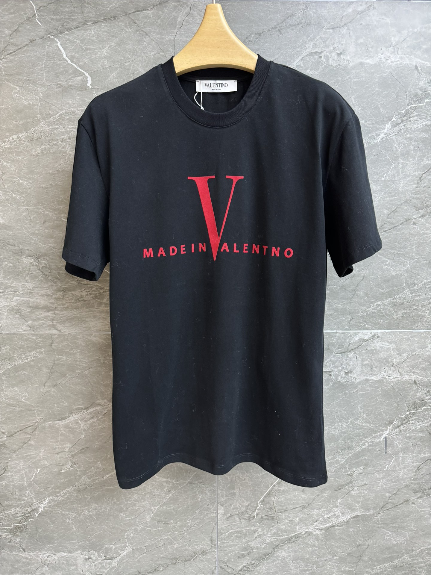 NO:579614,New styles for early spring are available. Valentino printed T-shirt 2026 early spring series. Round neck design. Letter flocking printed pattern on the chest. Simple and advanced. Customized pure cotton material. Skin-friendly and breathable. Loose fit. The upper body is slim and versatile. Complete trademarks. Sizes SML, valentino, tees, t-shirt, alexander wang19860909早春新款上新啦 华伦天奴印花T恤 2026早春系列 圆领领口设计 胸前字母植绒印花图案 简约高级 定制纯棉材质 亲肤透气 宽松版型 上身显瘦又百搭 商标齐全 尺码SML,,valentino,tees，t-shirt,alexander wang,Women's clothing