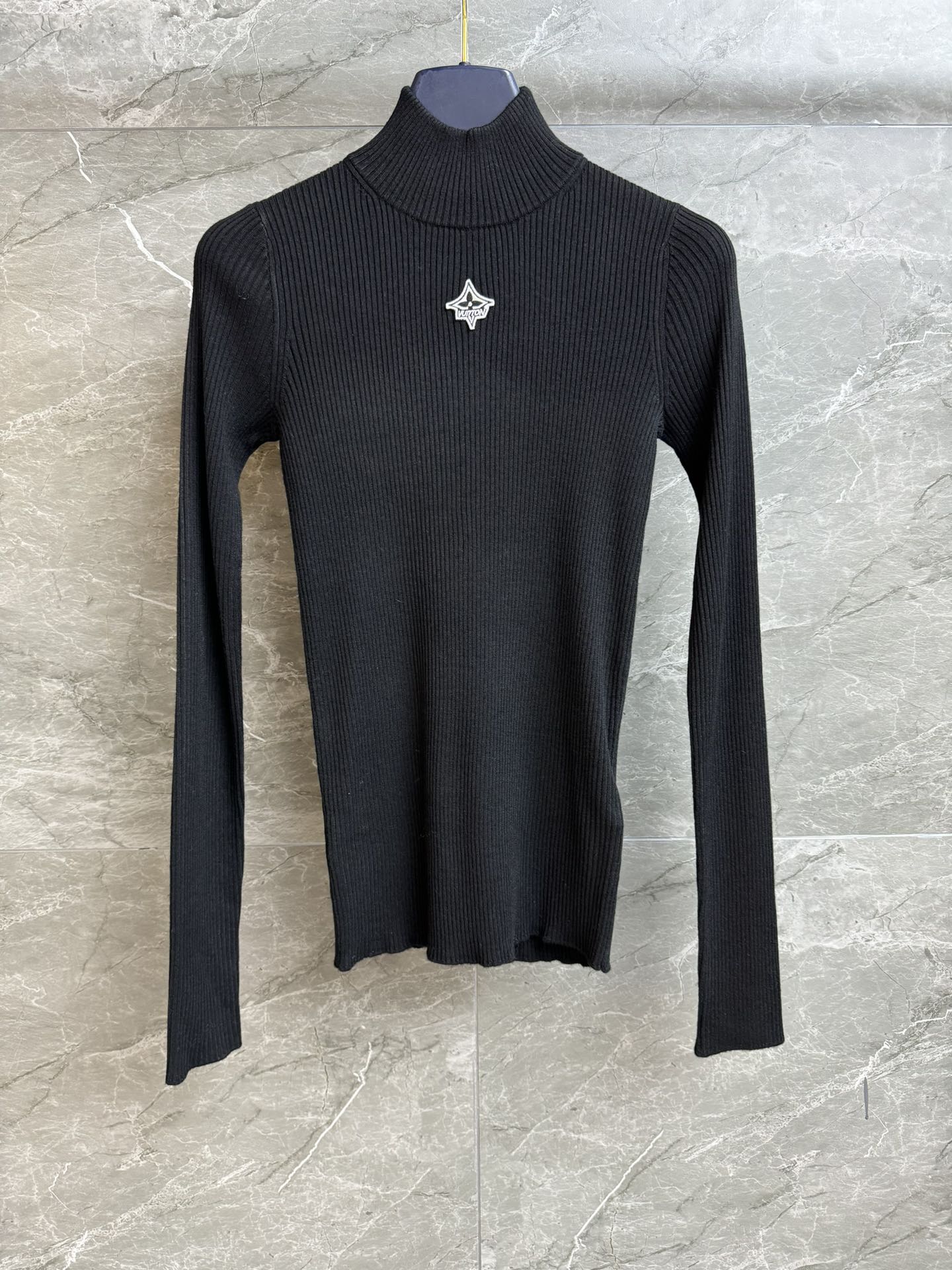 NO:589211,Autumn and winter new models have been shipped. L's high-neck knitted sweater 2025 ski series. High-neck neck design. Logo embroidery on the chest. Simple and high-end. Wool knitted fabric. Soft, comfortable and skin-friendly. Elastic and slim fit. The upper body looks slim and elegant. Complete trademarks. Sizes: sml, louis vuitton, sweaters, alexander wang19860909秋冬新款出货啦 L家高领针织毛衣 2025滑雪系列 高领领口设计 胸前logo刺绣徽标点缀 简约又高级 羊毛针织面料 柔软舒适亲肤 弹力修身版型 上身显瘦又气质 商标齐全 尺码sml,,louis vuitton,sweaters,alexander wang,Women's clothing