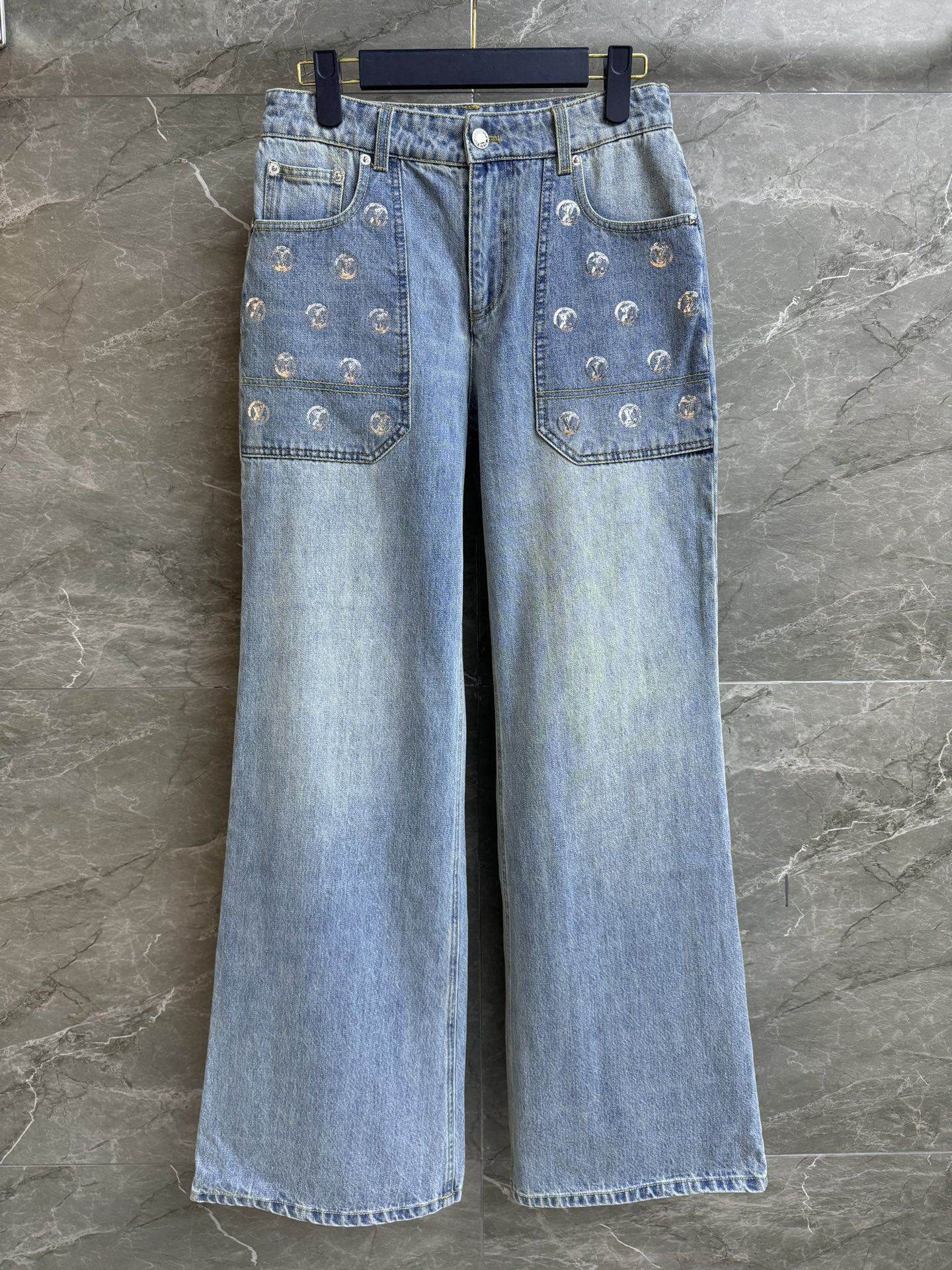 NO:579615,The high version has been shipped. L's sequined logo wide-leg pants 2025 ski series. Sparkling logo sequin embroidery embellishes the pockets. Fashionable and eye-catching. Full of high-end feel. Customized washed denim fabric. Soft and comfortable. Straight-leg wide-leg pants. The upper body is slim and elegant. Complete trademarks. Sizes SML, Louis Vuitton, Alexander Wang19860909高版本出货啦 L家亮片logo阔腿裤 2025滑雪系列 闪亮logo亮片刺绣点缀口袋 时尚吸睛 满满高级感 定制水洗牛仔面料 柔软舒适 直筒阔腿裤版型 上身显瘦又气质 商标齐全 尺码SML,,louis vuitton,alexander wang,Women's clothing