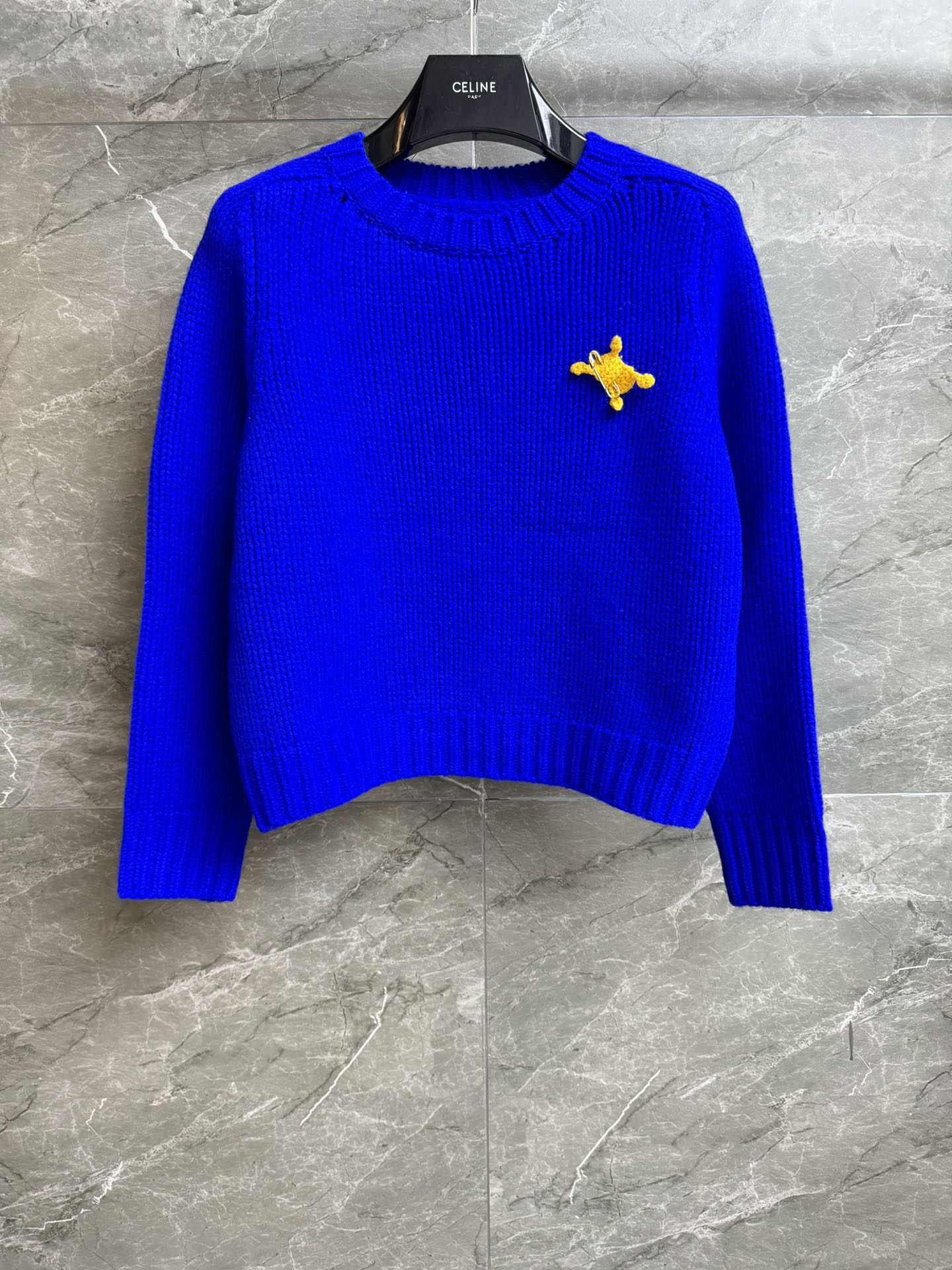 NO:587753,New autumn and winter styles are available, CL brooch blue sweater, 2025 autumn and winter series, round neck design, contrasting logo brooch decoration, Klein blue color matching, white and fashionable, wool blended fabric, soft, waxy, comfortable and textured, short version, upper body slimming and versatile, complete trademarks, sizes SML, sweaters, brooch, breastpin, alexander wang19860909秋冬新款上新啦 CL胸针蓝色毛衣 2025秋冬系列 圆领领口设计 撞色logo胸针装饰点缀 克莱因蓝配色 显白时髦出彩 羊毛混纺面料 软糯舒适有质感 短款版型 上身显瘦又百搭 商标齐全 尺码SML,,sweaters,brooch，breastpin,alexander wang,Women's clothing