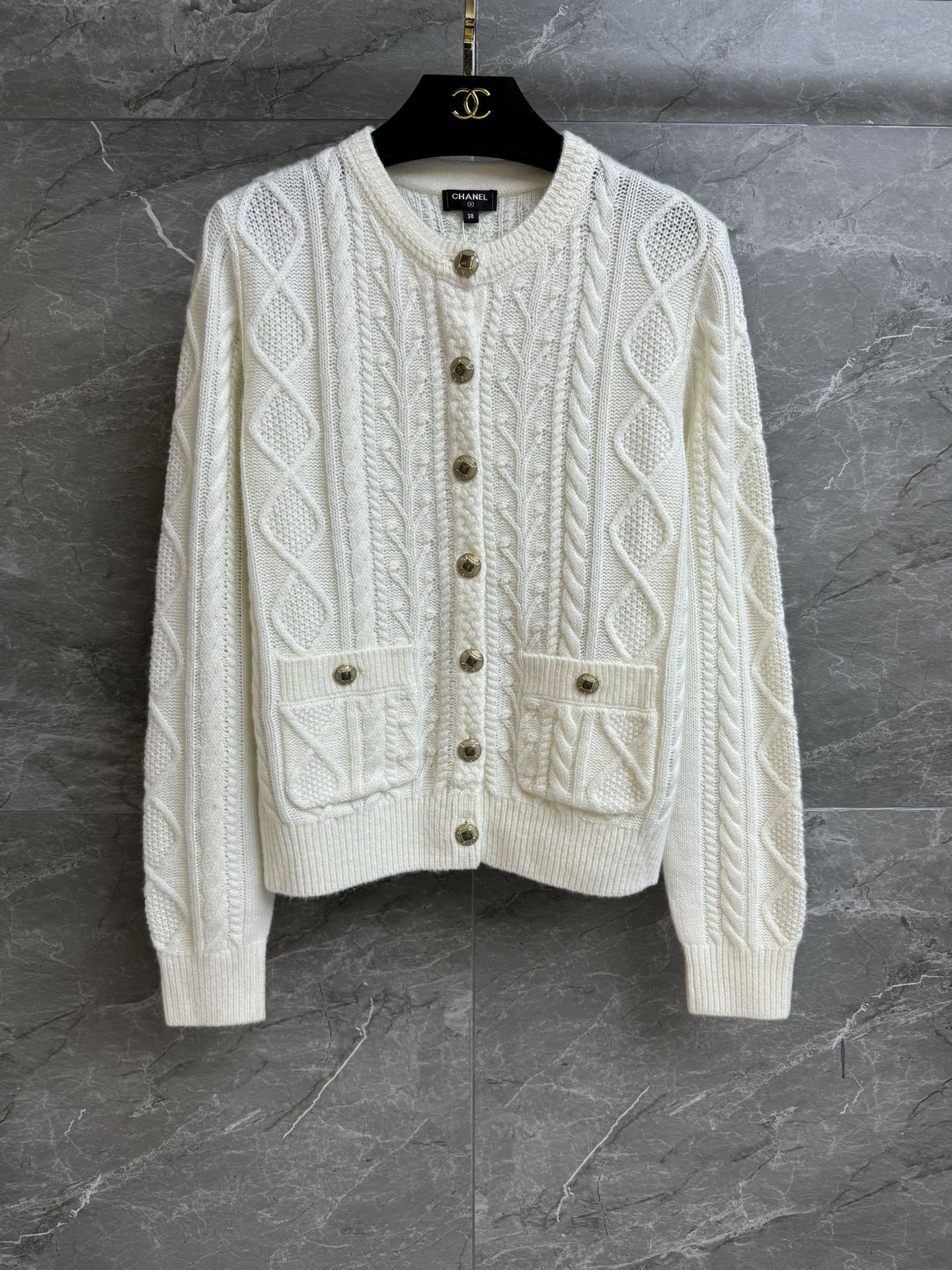 NO:579616,The high version is shipped. Xiangjia white cashmere cardigan 2025 ski series. Round neck single-breasted design. Exquisite button decoration. Classic rhombus weave texture. Gentle and advanced. Cashmere and silk blended fabric. Soft and comfortable. Super texture. Normal fit. The upper body looks slim and elegant. Complete trademarks. Comes with cloth bag. Sizes SML, chanel, real silk, alexander wang19860909高版本出货啦 香家白色羊绒开衫 2025滑雪系列 圆领单排扣设计 精致纽扣装饰点缀 经典菱格编织纹理 温柔高级 羊绒真丝混纺面料 软糯舒适 超有质感 正常版型 上身显瘦又气质 商标齐全 配有布袋 尺码SML,,chanel,real silk,alexander wang,Women's clothing