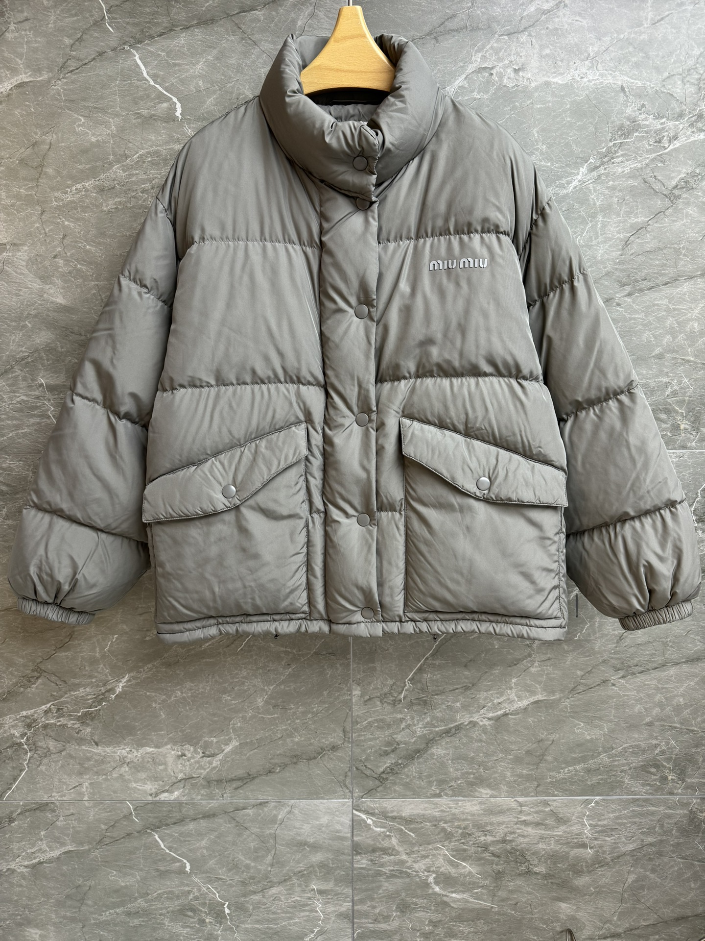 NO:587792,New autumn and winter style with dust bag Miu stand-up collar down jacket 2025 autumn and winter series Stand-up collar zipper design Three-dimensional logo decoration on the chest Simple and advanced 90 white goose down filling Lightweight, warm and comfortable Bakery style The upper body is slim and versatile Complete trademarks Sizes SML, miumiu, down jacket, alexander wang19860909配防尘袋秋冬新款上新啦 Miu立领羽绒服 2025秋冬系列 立领拉链设计 胸前立体logo徽标装饰 简约高级 90白鹅绒填充 轻盈保暖舒适 面包服版型 上身显瘦又百搭 商标齐全 尺码SML,,miumiu,down jacket,alexander wang,Women's clothing