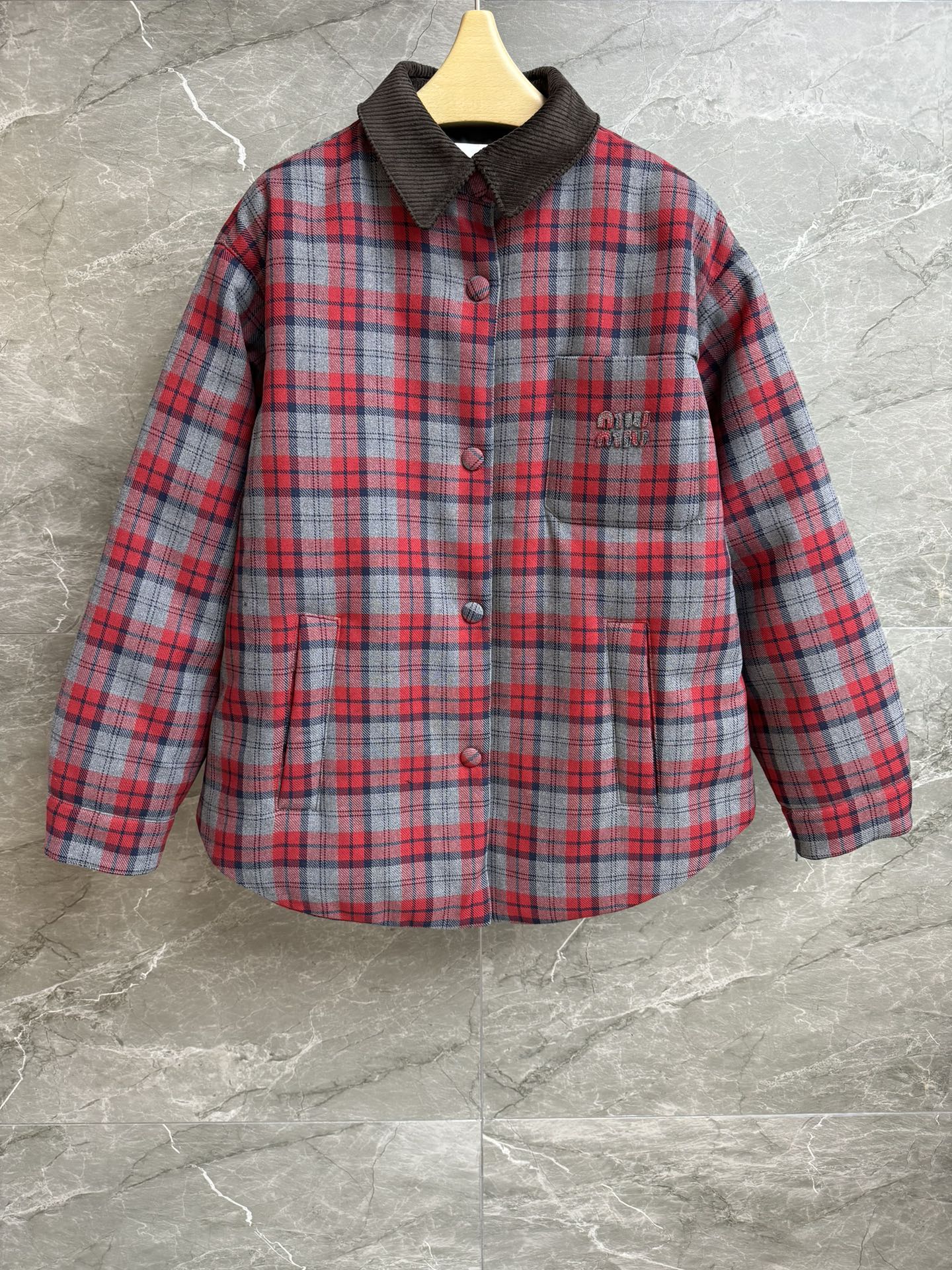 NO:587749,Comes with dust bag for autumn and winter. New Miu red plaid down jacket 2025 autumn and winter series Corduroy contrast collar Pocket patch logo embellishment Red and gray plaid color fashion retro and energetic Customized wool fabric 85 white duck down filling Light and warm Straight version The upper body is slim and elegant Complete trademarks Sizes sml, miumiu, down jacket, alexander wang19860909配防尘袋秋冬新款上新啦 Miu红色格纹羽绒服 2025秋冬系列 灯芯绒撞色领口 口袋贴布logo徽标点缀 红灰格纹配色 时尚复古有活力 定制羊毛呢面料 85白鸭绒填充 轻盈保暖 直筒版型 上身显瘦又气质 商标齐全 尺码sml,,miumiu,down jacket,alexander wang,Women's clothing