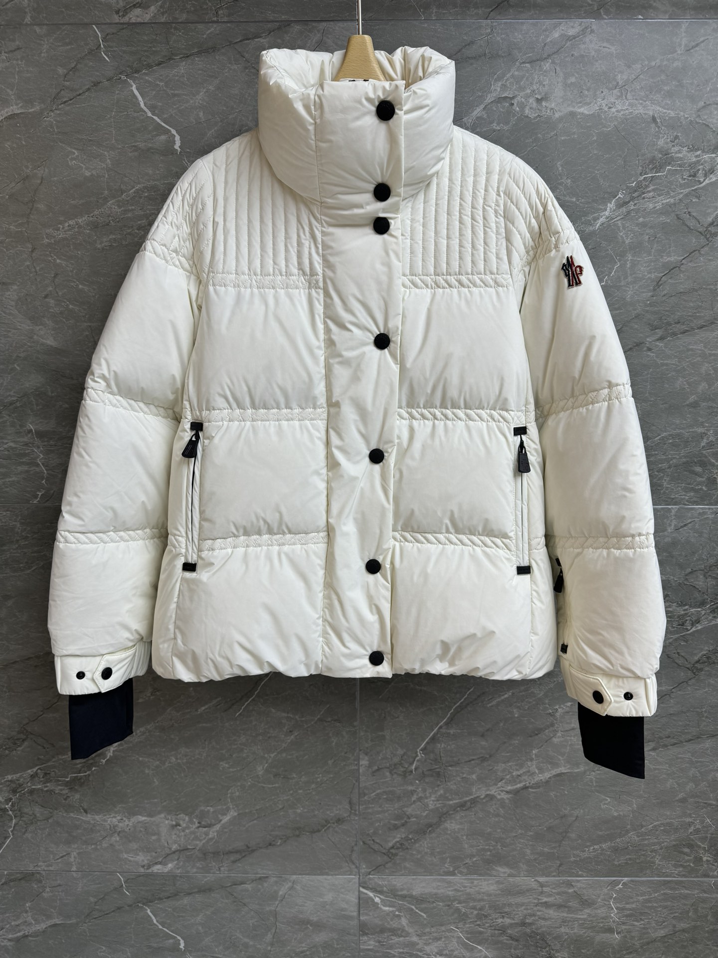 NO:587764,Comes with a new autumn and winter style with dust bag. Mongolian ski down jacket 2025 autumn and winter series. Stand-up collar zipper windproof design. Equipped with functional zipper. Protective snow skirt and ski pass pocket. Double-layer structure functional fabric to enhance skiing experience. 90 goose down filling. Sufficient down filling. Light, comfortable and warm. Short version. The upper body is slim and elegant. Complete trademarks. Size 123, Moncler, skirts, down jacket, alexander wang19860909配防尘袋秋冬新款上新啦 蒙口滑雪羽绒服 2025秋冬系列 立领拉链防风设计 配有功能性拉链 防护雪裙和滑雪通行证口袋 双层结构功能性面料 提升滑雪体验 90鹅绒填充 充绒量足 轻盈舒适保暖 短款版型 上身显瘦又气质 商标齐全 尺码123,,Moncler,skirts,down jacket,alexander wang,Women's clothing