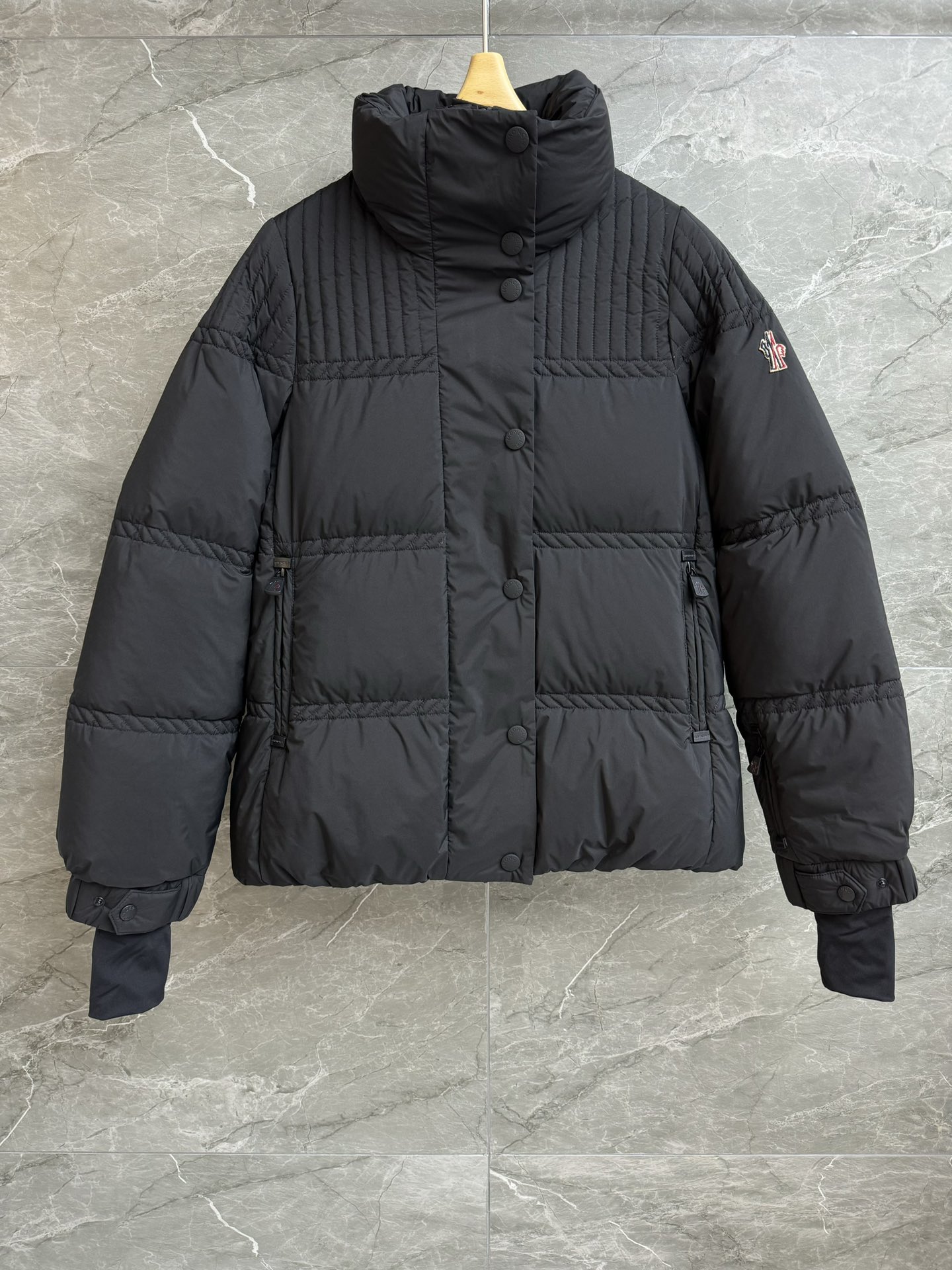 NO:587781,New autumn and winter style with dust bag. Mongolian ski down jacket 2025 autumn and winter series. Stand-up collar zipper windproof design. Equipped with functional zipper. Protective snow skirt and ski pass pocket. Double-layer structure functional fabric to enhance skiing experience. 90% goose down filling. Sufficient down filling. Light, comfortable and warm. Short version. The upper body is slim and elegant. Complete trademarks. Size 123, Moncler, skirts, down jacket, alexander wang19860909配防尘袋秋冬新款上新啦 蒙口滑雪羽绒服 2025秋冬系列 立领拉链防风设计 配有功能性拉链 防护雪裙和滑雪通行证口袋 双层结构功能性面料 提升滑雪体验 90鹅绒填充 充绒量足 轻盈舒适保暖 短款版型 上身显瘦又气质 商标齐全 尺码123,,Moncler,skirts,down jacket,alexander wang,Women's clothing