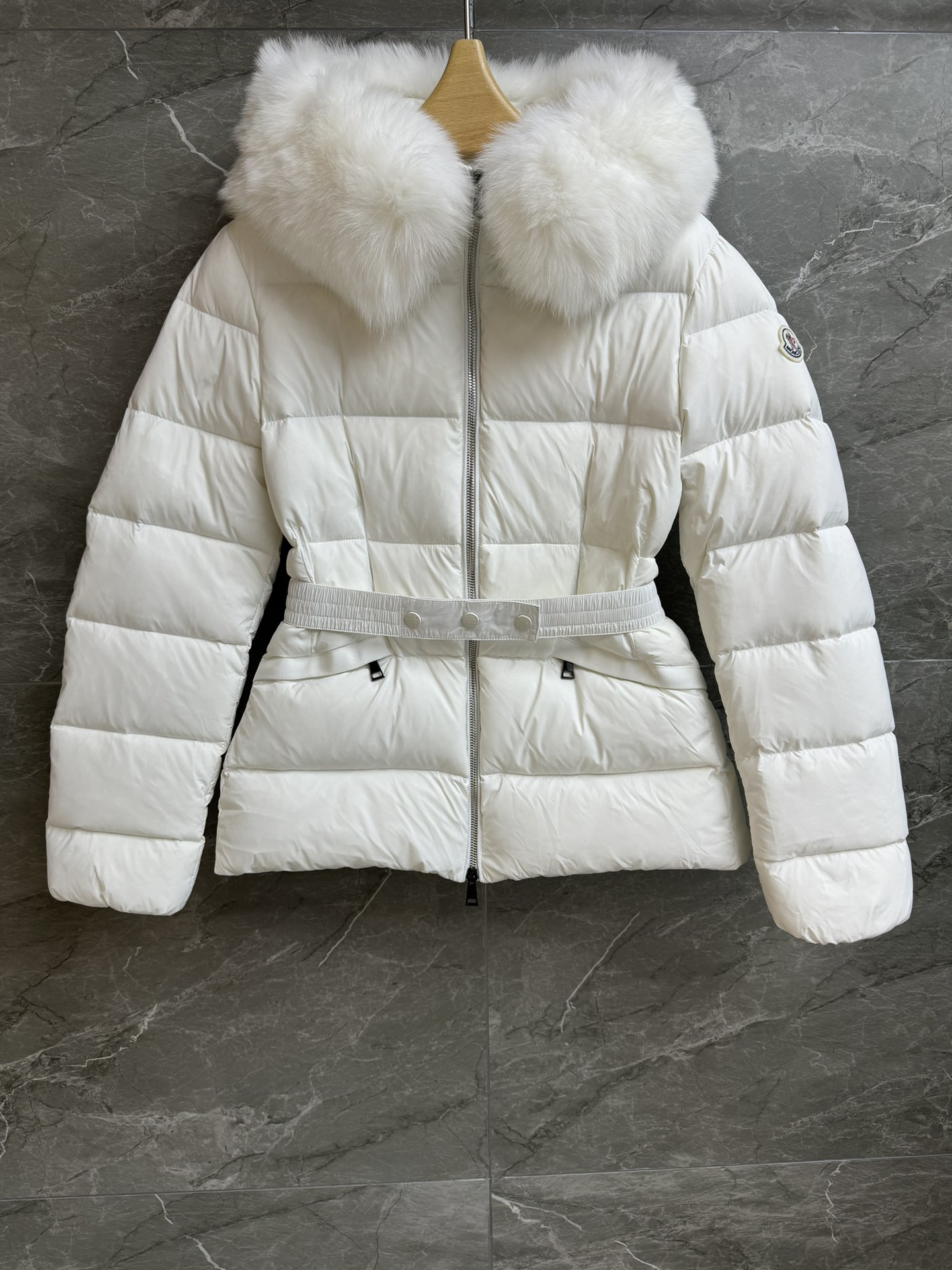 NO:587794,Comes with a dust bag. New autumn and winter style. Muzzled waist fur collar down jacket. Autumn and winter series. Hooded zipper design. Comes with a detachable large fur collar. Gentle and elegant. 90 white goose down filling. Lightweight, warm and comfortable. Waist slim fit. The upper body looks slim and elegant. Customized hardware accessories are complete. Size 0123, Moncler, down jacket, hats, alexander wang19860909配防尘袋秋冬新款上新啦 蒙口收腰毛领羽绒服 秋冬系列 连帽拉链设计 搭配可拆卸大毛领 温柔大气高级 90白鹅绒填充 轻盈保暖舒适 收腰修身版型 上身显瘦又气质 定制五金配件齐全 尺码0123,,Moncler,down jacket,hats,alexander wang,Women's clothing