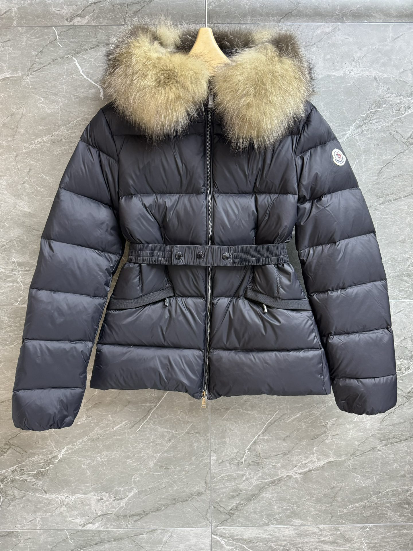 NO:587804,Comes with a dust bag. New autumn and winter style. Muzzled waist fur collar down jacket. Autumn and winter series. Hooded zipper design. Comes with a detachable large fur collar. Gentle and elegant. 90 white goose down filling. Lightweight, warm and comfortable. Waist slim fit. The upper body looks slim and elegant. Customized hardware accessories are complete. Size 0123, Moncler, down jacket, hats, alexander wang19860909配防尘袋秋冬新款上新啦 蒙口收腰毛领羽绒服 秋冬系列 连帽拉链设计 搭配可拆卸大毛领 温柔大气高级 90白鹅绒填充 轻盈保暖舒适 收腰修身版型 上身显瘦又气质 定制五金配件齐全 尺码0123,,Moncler,down jacket,hats,alexander wang,Women's clothing