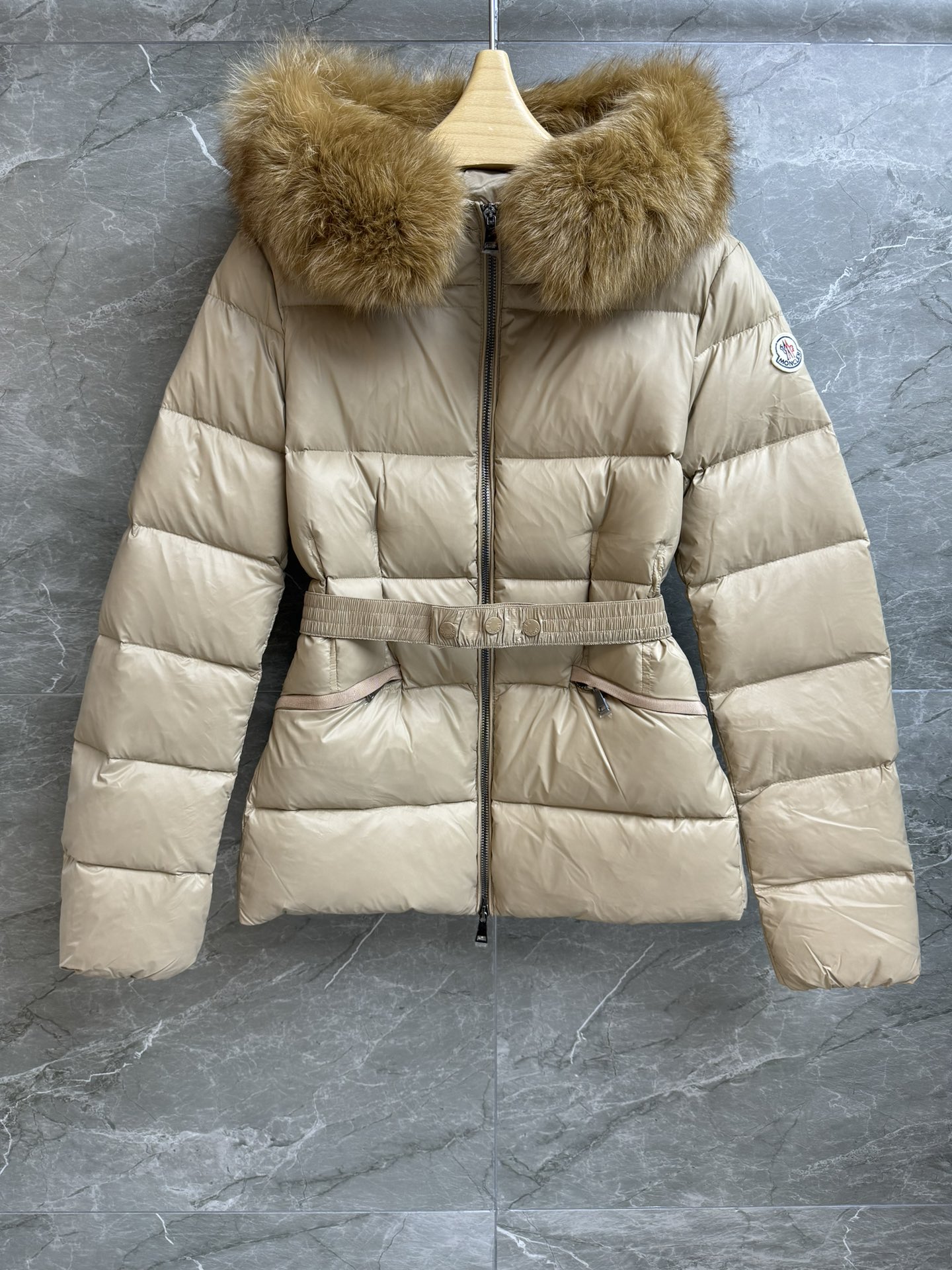 NO:587813,Comes with a dust bag. New autumn and winter style. Muzzled waist fur collar down jacket. Autumn and winter series. Hooded zipper design. Comes with a detachable large fur collar. Gentle and elegant. 90 white goose down filling. Lightweight, warm and comfortable. Waist slim fit. The upper body looks slim and elegant. Customized hardware accessories are complete. Size 0123, Moncler, down jacket, hats, alexander wang19860909配防尘袋秋冬新款上新啦 蒙口收腰毛领羽绒服 秋冬系列 连帽拉链设计 搭配可拆卸大毛领 温柔大气高级 90白鹅绒填充 轻盈保暖舒适 收腰修身版型 上身显瘦又气质 定制五金配件齐全 尺码0123,,Moncler,down jacket,hats,alexander wang,Women's clothing