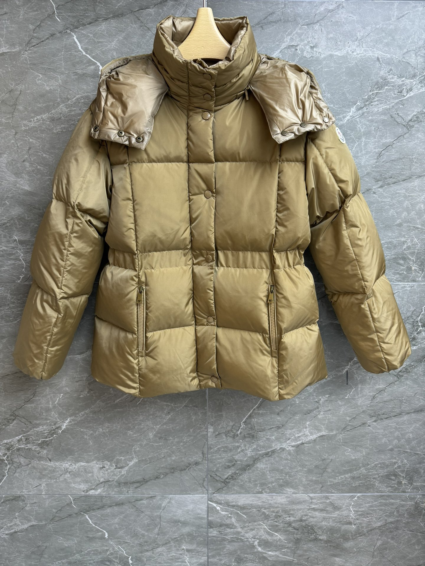 NO:587823,Comes with dust bag, new autumn and winter style. Mouthless waisted down jacket. 2025 autumn and winter series. Removable hood design. Sleeve logo decoration. Simple and advanced. Customized functional nylon fabric. 90 white goose down filling. Cold-proof and warm. Elastic waist design. Outline the waist line. The upper body is slim and elegant. Customized hardware logo is complete. Perfect details. Size 0123, Moncler, down jacket, hats, alexander wang19860909配防尘袋秋冬新款上新啦 蒙口收腰羽绒服 2025秋冬系列 可拆卸兜帽设计 袖子logo徽标装饰 简约高级 定制功能性尼龙面料 90白鹅绒填充 防寒保暖 松紧弹力收腰设计 勾勒腰部线条 上身显瘦又气质 定制五金logo齐全 细节完美 尺码0123,,Moncler,down jacket,hats,alexander wang,Women's clothing