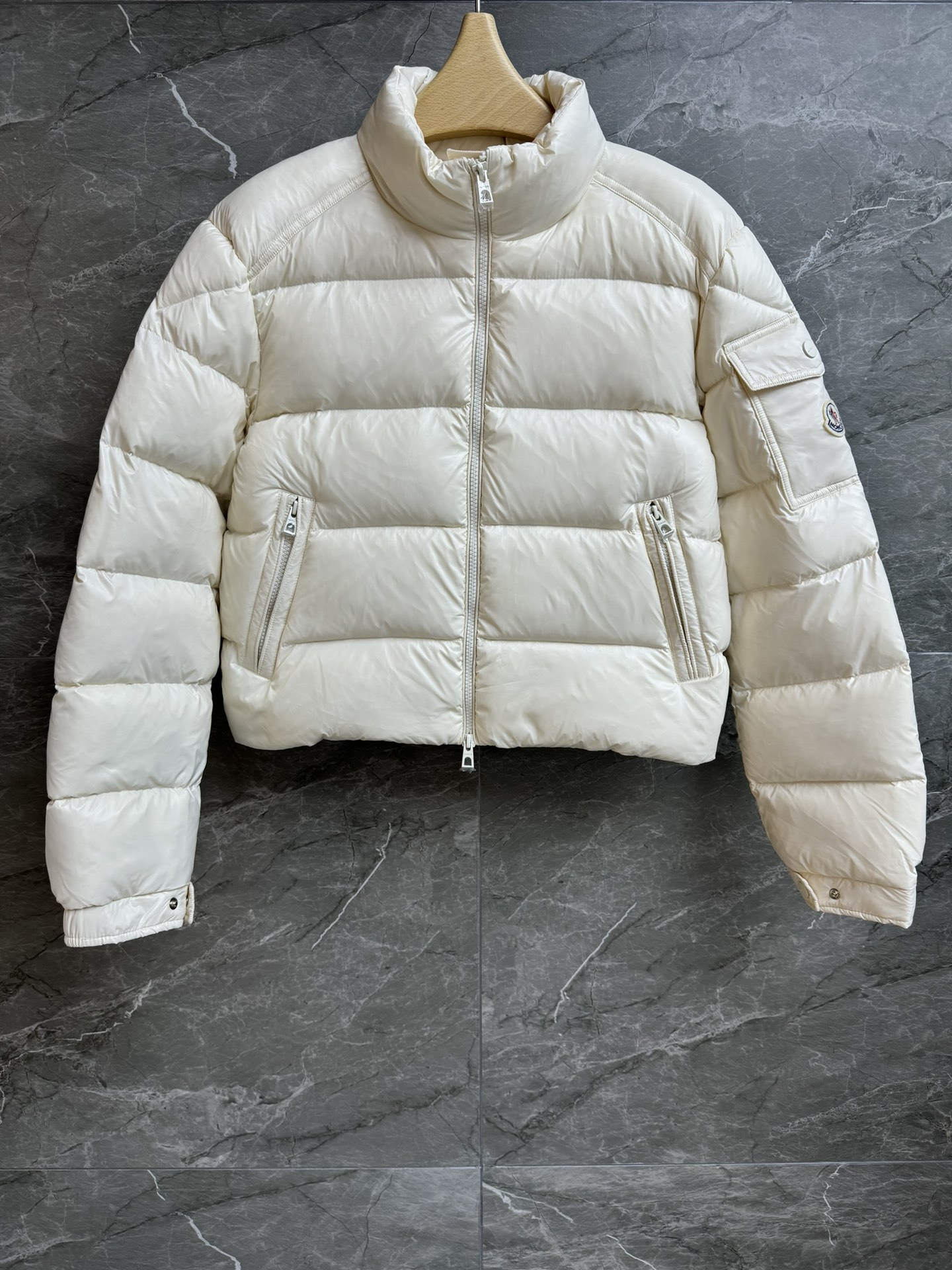 NO:587833,New fall and winter style with dust bag. Mouth-length short down jacket. 2025 autumn and winter series. Stand-up collar zipper design. Sleeve logo badge embellishment. Casual and age-reducing. Customized nylon fabric with self-gloss. 90 white goose down filling. Lightweight, warm and comfortable. Short version. The upper body is slim and elegant. Customized hardware accessories are complete. Size 0123, Moncler, down jacket, alexander wang19860909配防尘袋秋冬新款上新啦 蒙口短款羽绒服 2025秋冬系列 立领拉链设计 袖子logo徽章点缀 休闲减龄 定制尼龙面料 自带光泽感 90白鹅绒填充 轻盈保暖舒适 短款版型 上身显瘦又气质 定制五金配件齐全 尺码0123,,Moncler,down jacket,alexander wang,Women's clothing