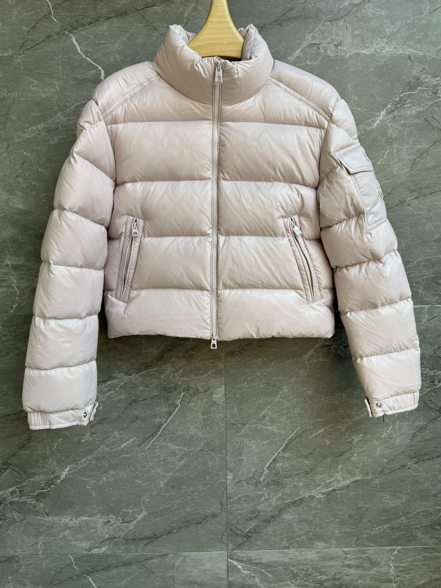 NO:587843,New fall and winter style with dust bag. Mouth-length short down jacket. 2025 autumn and winter series. Stand-up collar zipper design. Sleeve logo badge embellishment. Casual and age-reducing. Customized nylon fabric with self-gloss. 90 white goose down filling. Lightweight, warm and comfortable. Short version. The upper body is slim and elegant. Customized hardware accessories are complete. Size 0123, Moncler, down jacket, alexander wang19860909配防尘袋秋冬新款上新啦 蒙口短款羽绒服 2025秋冬系列 立领拉链设计 袖子logo徽章点缀 休闲减龄 定制尼龙面料 自带光泽感 90白鹅绒填充 轻盈保暖舒适 短款版型 上身显瘦又气质 定制五金配件齐全 尺码0123,,Moncler,down jacket,alexander wang,Women's clothing