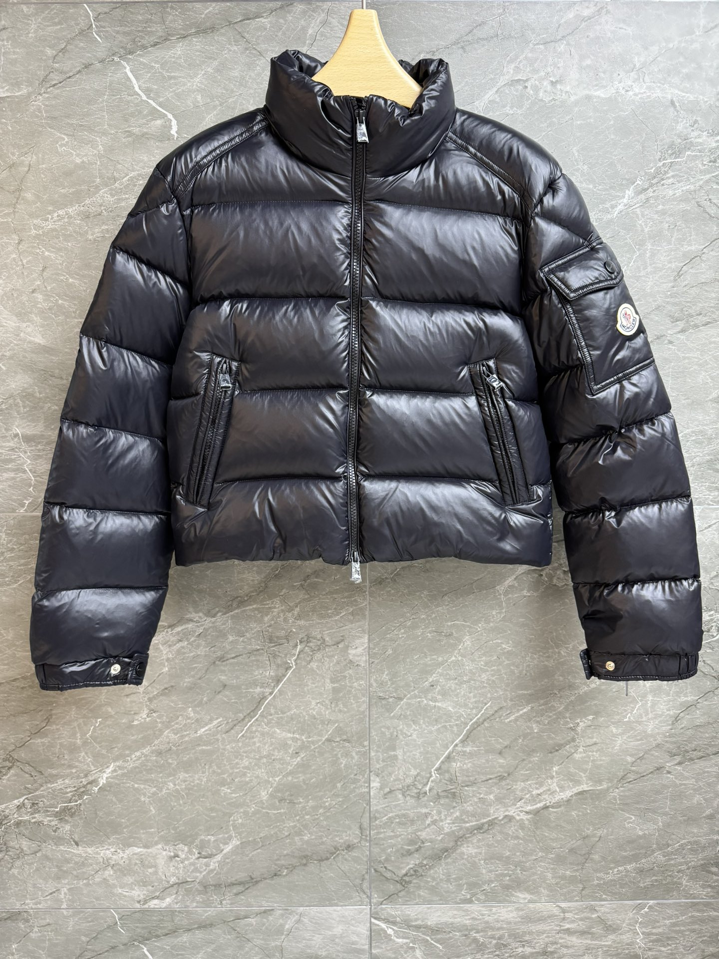 NO:587853,New fall and winter style with dust bag. Mouth-length short down jacket. 2025 autumn and winter series. Stand-up collar zipper design. Sleeve logo badge embellishment. Casual and age-reducing. Customized nylon fabric with self-gloss. 90 white goose down filling. Lightweight, warm and comfortable. Short version. The upper body is slim and elegant. Customized hardware accessories are complete. Size 0123, Moncler, down jacket, alexander wang19860909配防尘袋秋冬新款上新啦 蒙口短款羽绒服 2025秋冬系列 立领拉链设计 袖子logo徽章点缀 休闲减龄 定制尼龙面料 自带光泽感 90白鹅绒填充 轻盈保暖舒适 短款版型 上身显瘦又气质 定制五金配件齐全 尺码0123,,Moncler,down jacket,alexander wang,Women's clothing