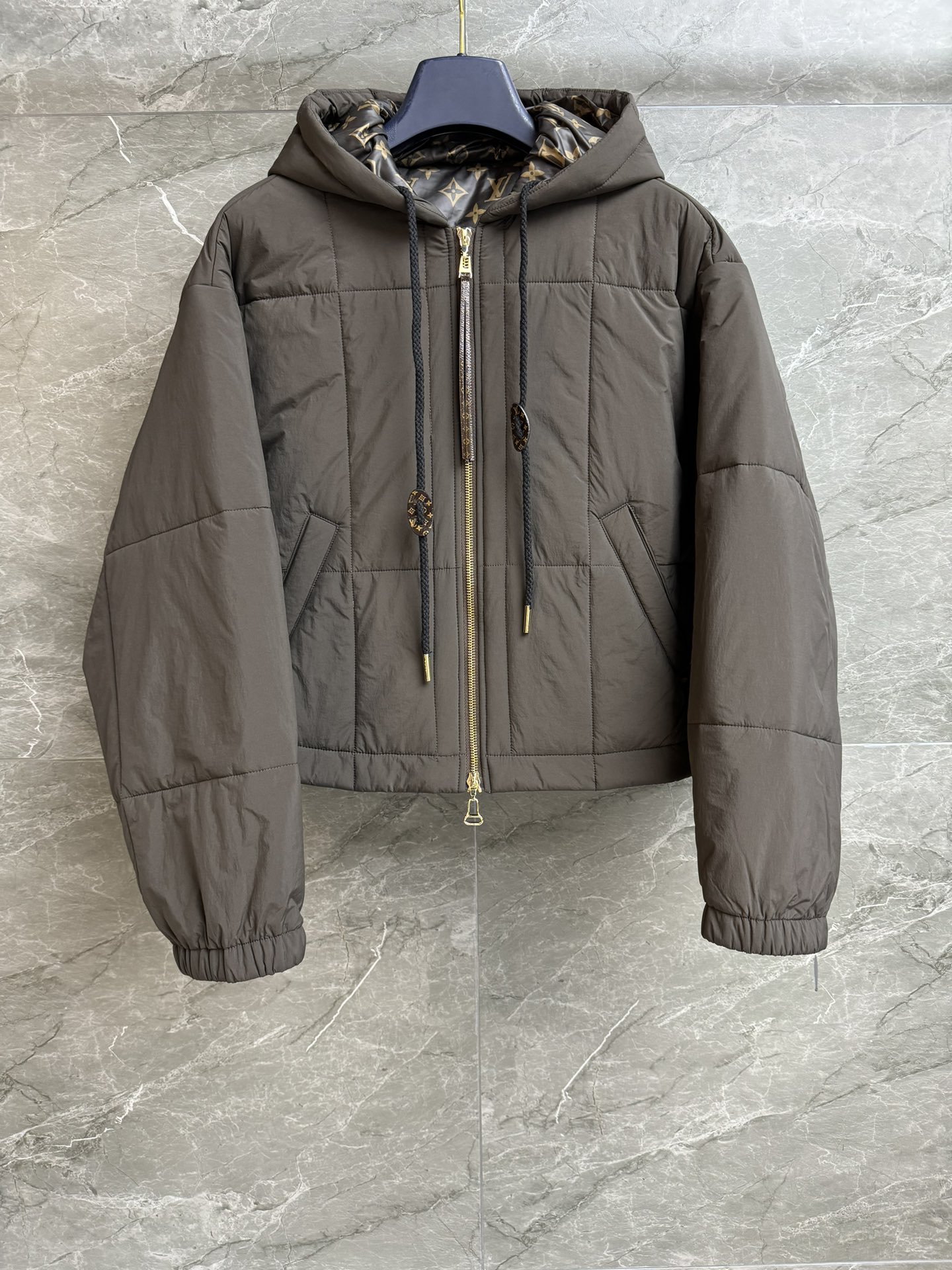 NO:589219,Comes with dust bag, new autumn and winter styles L's quilted down jacket 2025 autumn and winter series Hooded zipper design Using quilting technology Classic presbyopia lining Lightweight nylon silk blended fabric 70 white goose down filling Light and comfortable Short and loose fit The upper body is slim and elegant Complete trademarks Sizes SML, louis vuitton, down jacket, real silk, hats, alexander wang19860909配防尘袋秋冬新款上新啦 L家绗缝羽绒棉服 2025秋冬系列 连帽拉链设计 采用绗缝工艺 经典老花内衬 轻盈的尼龙真丝混纺面料 70白鹅绒填充 轻薄舒适 短款宽松版型 上身显瘦又气质 商标齐全 尺码SML,,louis vuitton,down jacket,real silk,hats,alexander wang,Women's clothing