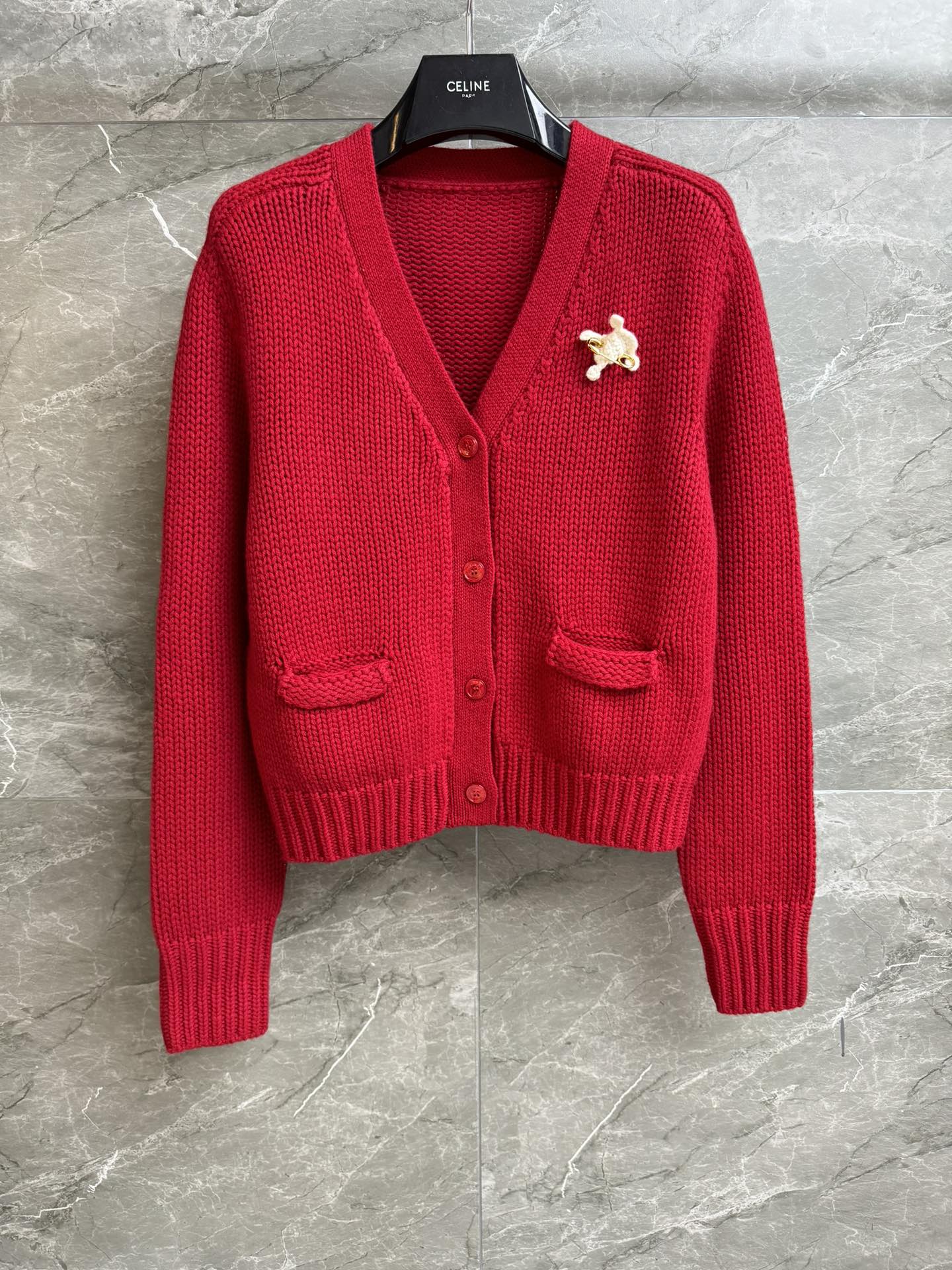 NO:590680,New autumn and winter new styles CL pin knitted cardigan 2025 autumn and winter series V-neck single-breasted design Contrast logo brooch decoration Fashionable and advanced color matching Thick needle crochet technology Cashmere blended fabric Soft, comfortable and textured Short version The upper body is slim and elegant Complete trademarks Sizes SML, brooch, breastpin, alexander wang19860909秋冬新款上新啦 CL别针针织开衫 2025秋冬系列 V领单排扣设计 撞色logo胸针装饰点缀 配色时髦高级 粗针钩织工艺 羊绒混纺面料 软糯舒适有质感 短款版型 上身显瘦又气质 商标齐全 尺码SML,,brooch，breastpin,alexander wang,Women's clothing