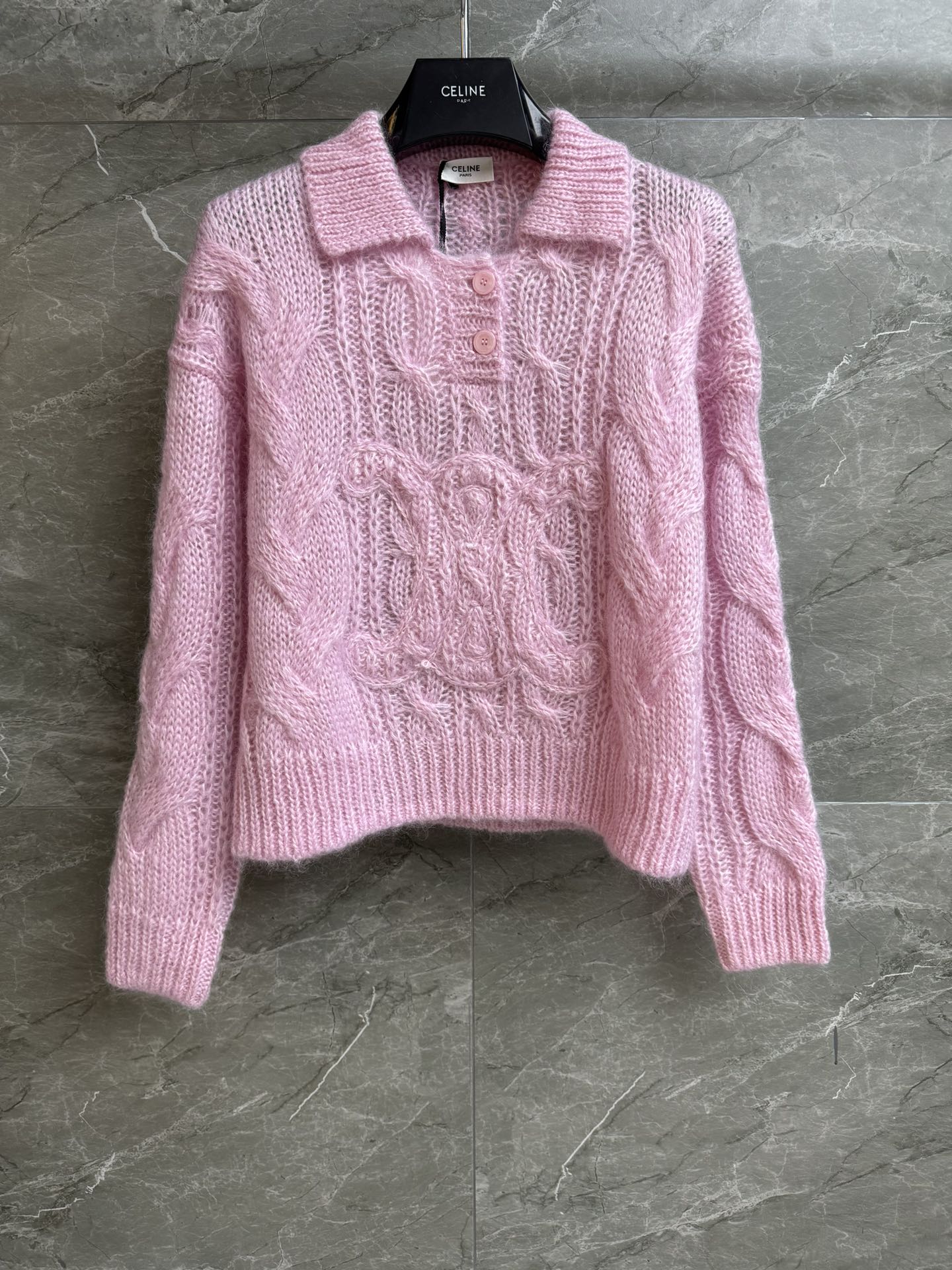 NO:590684,New autumn and winter styles are available. CL mohair wool sweater 2025 autumn and winter series. Lapel neck design. Arc de Triomphe crochet embroidery pattern. Gentle and age-reducing. Mohair wool blended fabric. Soft and comfortable. Short and loose fit. The upper body is slim and versatile. Complete trademarks. Sizes SML, sweaters, alexander wang19860909秋冬新款上新啦 CL马海毛羊毛毛衣 2025秋冬系列 翻领领口设计 凯旋门钩编刺绣图案 温柔减龄 马海毛羊毛混纺面料 柔软舒适 短款宽松版型 上身显瘦又百搭 商标齐全 尺码SML,,sweaters,alexander wang,Women's clothing