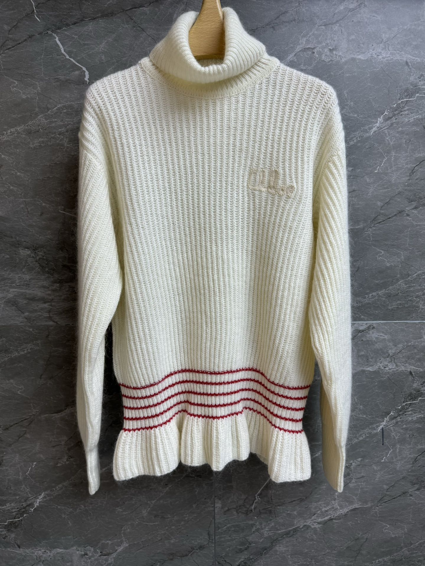 NO:590688,New autumn and winter styles are available!  Chloe Turtleneck Sweater 2025 Autumn and Winter Series High-neck neckline Contrasting color stripe design at the waist Logo embroidery on the chest French gentle retro Wool and mohair blended fabric Comfortable and skin-friendly Loose fit The upper body looks slim and elegant Sizes SML, chloe, loewe, sweaters, alexander wang19860909秋冬新款上新啦！ Chloe高领毛衣 2025秋冬系列 高领领口 腰部收褶撞色条纹设计 胸前logo刺绣标识点缀 法式温柔复古 羊毛马海毛混纺面料 舒适亲肤 宽松版型 上身显瘦又气质 尺码SML,,chloe,loewe,sweaters,alexander wang,Women's clothing