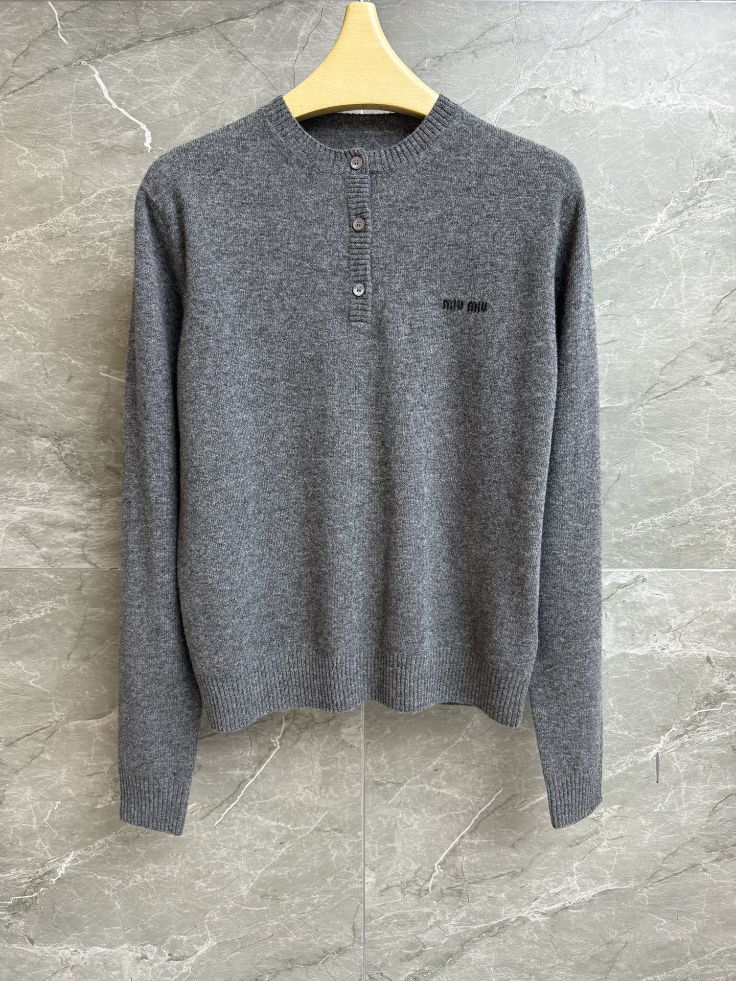 NO:590690,New autumn and winter new styles Miu gray cashmere sweater 2025 autumn and winter series Half-open round neck design Logo intarsia pattern embellishment on the chest Gray color scheme Simple and high-end cashmere knitted fabric Light, soft and comfortable Normal fit The upper body is slim and versatile Complete trademarks Sizes SML, miumiu, alexander wang19860909秋冬新款上新啦 Miu灰色羊绒针织衫 2025秋冬系列 半开圆领设计 胸前logo嵌花图案点缀 格雷系配色 简约高级 羊绒针织面料 轻薄软糯舒适 正常版型 上身显瘦又百搭 商标齐全 尺码SML,,miumiu,alexander wang,Women's clothing