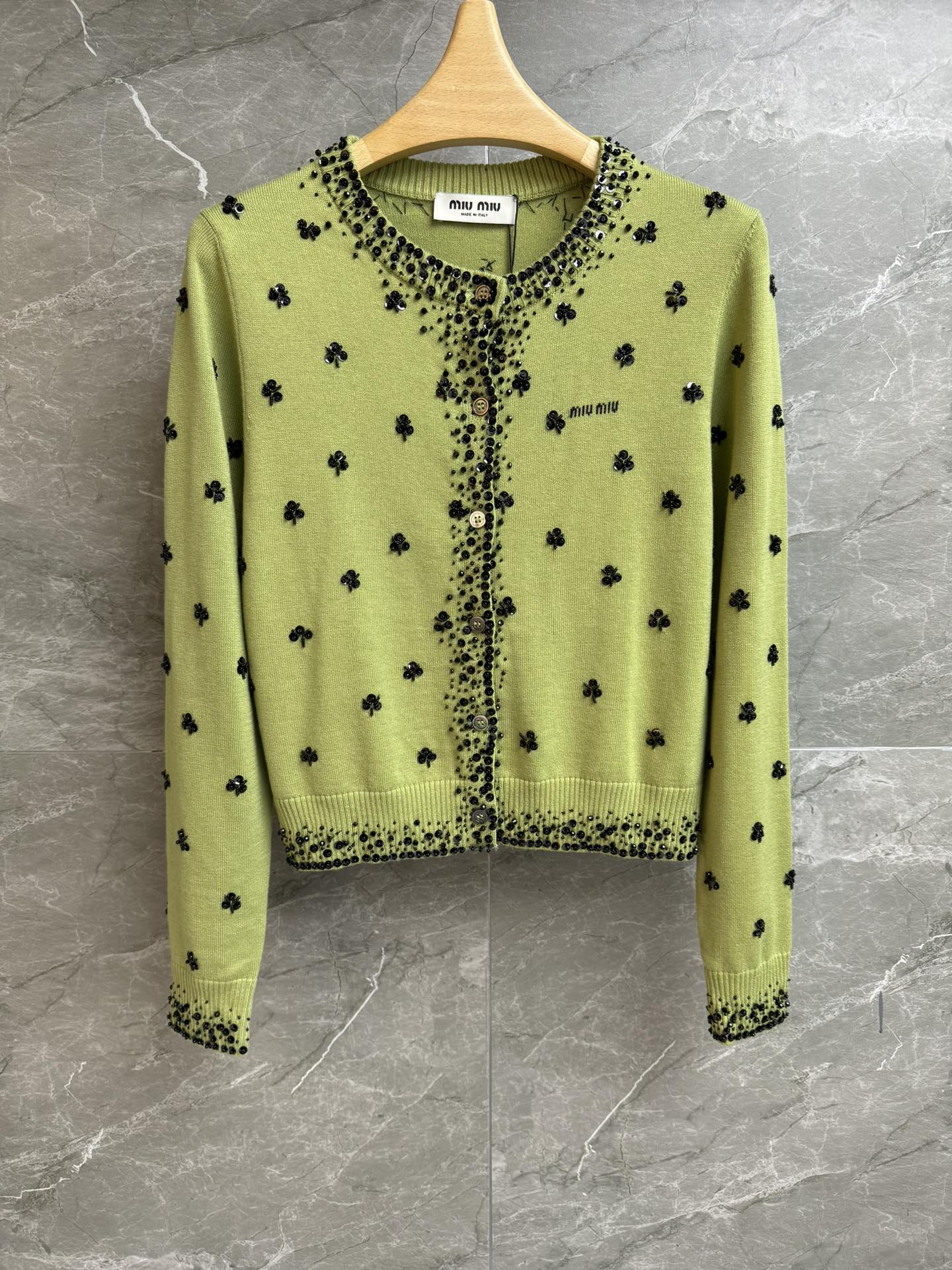 NO:590694,New autumn and winter new styles Miu floral beaded cardigan 2025 autumn and winter series Round neck single-breasted design Heavy sequin beaded flower embroidery pattern Exquisite and elegant High-end Customized knitted fabric Comfortable, skin-friendly and breathable Slim fit The upper body looks slim and elegant Complete trademarks Sizes SML, miumiu, alexander wang19860909秋冬新款上新啦 Miu花朵钉珠开衫 2025秋冬系列 圆领单排扣设计 重工亮片钉珠花朵刺绣图案 精致优雅高级 定制针织面料 舒适亲肤透气 修身版型 上身显瘦又气质 商标齐全 尺码SML,,miumiu,alexander wang,Women's clothing