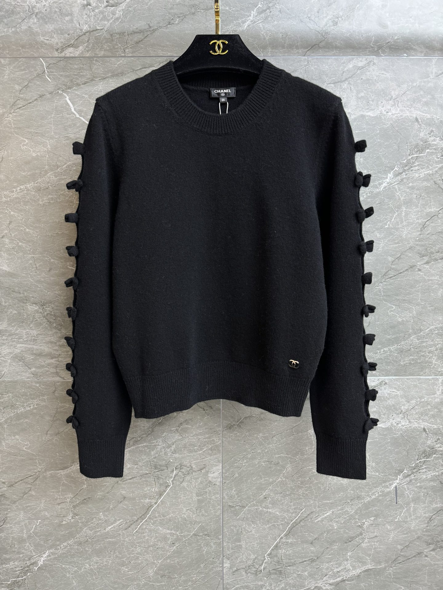 NO:591137,The high version has been shipped. Xiangjia bow cashmere sweater 2025 autumn and winter series. Round ribbed neckline. Hollow bow decoration on sleeves. Exquisite, sweet and age-reducing. Cashmere knitted fabric. Soft, comfortable and skin-friendly. Normal fit. Upper body looks slim and elegant. Complete trademarks. Comes with cloth bag. Sizes SML, chanel, sweaters, alexander wang19860909高版本出货啦 香家蝴蝶结羊绒毛衣 2025秋冬系列 圆领罗纹领口 袖子镂空蝴蝶结装饰 精致甜美减龄 羊绒针织面料 软糯舒适亲肤 正常版型 上身显瘦又气质 商标齐全 配有布袋 尺码SML,,chanel,sweaters,alexander wang,Women's clothing