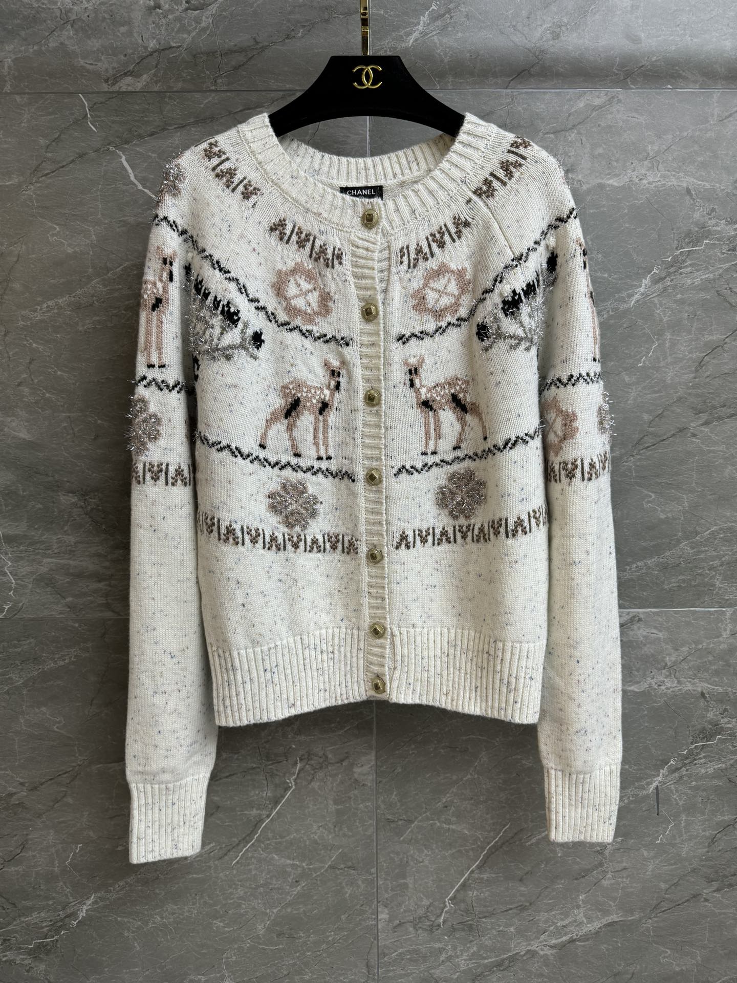 NO:591160,Autumn and winter new models are shipped. Xiangjia deer snowflake cardigan 2025 ski series. Round neck single-breasted design. Bright silk snowflake deer pattern. Exquisite and fashionable to reduce age. Customized knitted fabric. Comfortable and skin-friendly. Normal fit. The upper body looks slim and elegant. Complete trademarks. Comes with cloth bag. Sizes SML, chanel, alexander wang19860909秋冬新款出货啦 香家小鹿雪花开衫 2025滑雪系列 圆领单排扣设计 亮丝雪花小鹿图案 精致时髦减龄 定制针织面料 舒适亲肤 正常版型 上身显瘦又气质 商标齐全 配有布袋 尺码SML,,chanel,alexander wang,Women's clothing
