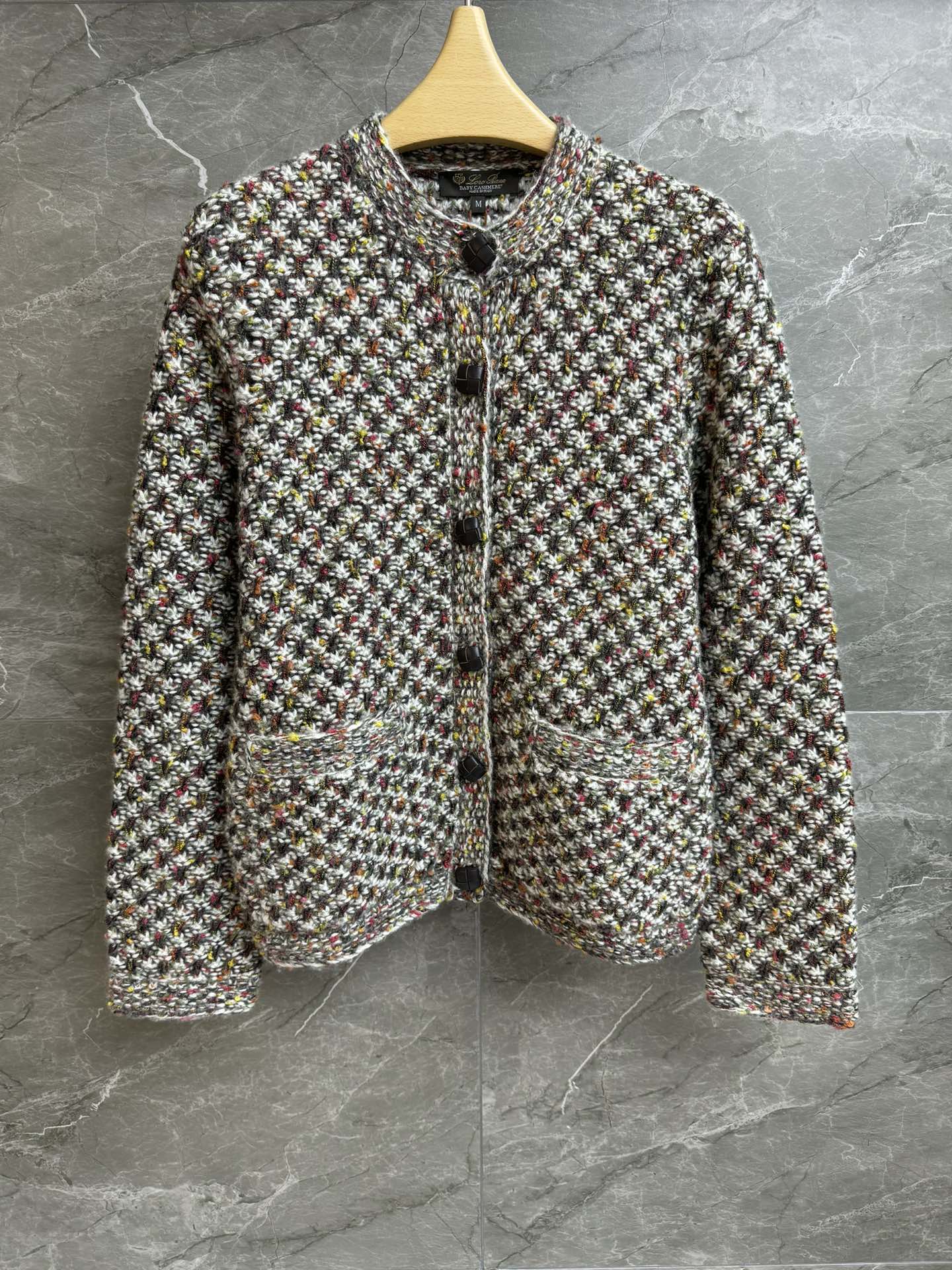 NO:591726,The higher version has been shipped. LP cashmere and silk crochet cardigan. Autumn and winter series. Round neck single-breasted design. Braided leather square button embellishment. Colorful crochet crafts. Color retro and high-end. Cashmere and silk blended fabric. Soft, comfortable and textured. Normal fit. The upper body is slim and elegant. Complete trademarks. Sizes SML, loro piana, real silk, alexander wang19860909高版本出货啦 LP羊绒真丝钩针开衫 秋冬系列 圆领单排扣设计 编织皮革方形纽扣点缀 花色钩针编织工艺 配色复古高级 羊绒真丝混纺面料 软糯舒适有质感 正常版型 上身显瘦又气质 商标齐全 尺码SML,,loro piana,real silk,alexander wang,Women's clothing