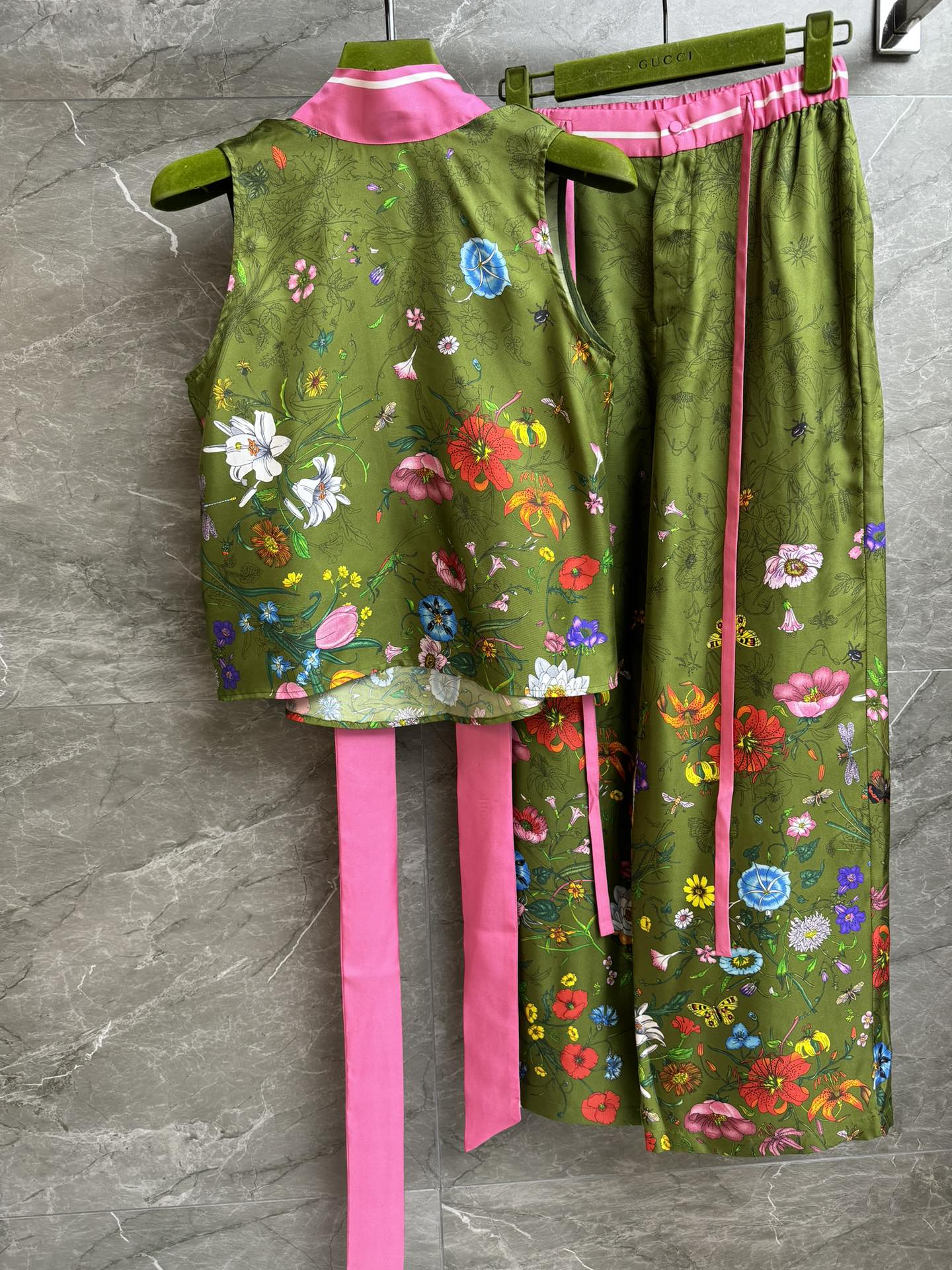 NO:591749,New styles for early spring are available!  G family floral silk suit, spring and summer series, sleeveless top paired with straight wide-leg pants, green contrasting floral print pattern, retro and fashionable, twill silk fabric, comfortable, skin-friendly and textured, two-piece set, upper body looks slim and elegant, complete trademarks, sizes SML, gucci, real silk, alexander wang19860909早春新款上新啦！ G家花卉真丝套装 春夏系列 无袖上衣搭配直筒阔腿裤 绿色撞色花卉印花图案 复古时髦 斜纹绸真丝面料 舒适亲肤有质感 两件套搭配 上身显瘦又气质 商标齐全 尺码SML,,gucci,real silk,alexander wang,Women's clothing