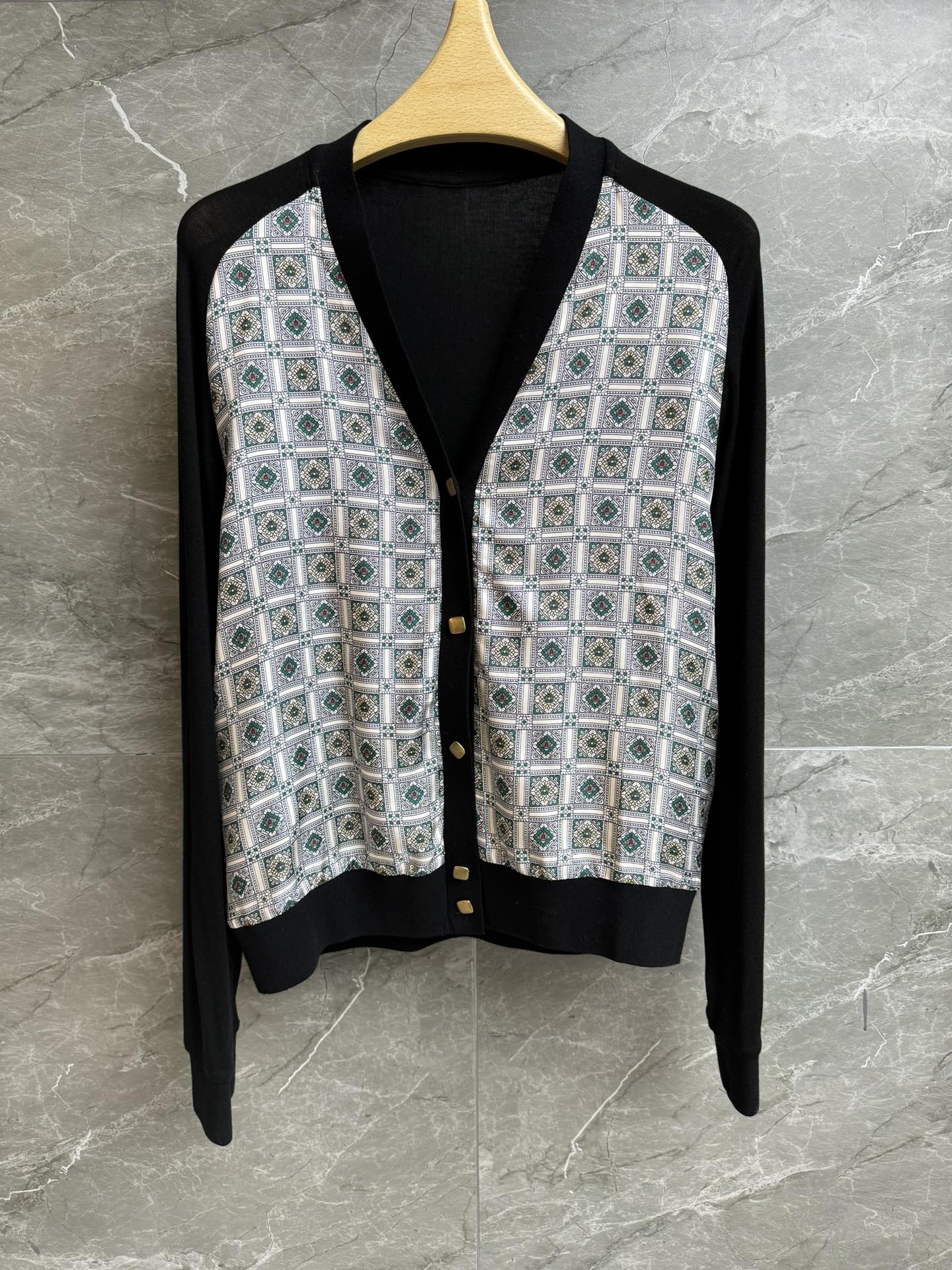 NO:591754,New arrival for early autumn. LP silk printed patchwork cardigan. Early autumn series. Temperamental V-neck. Silk plaid printed patchwork design. Retro and high-end. Silk + wool fabric. Soft, comfortable and breathable. Normal fit. The upper body looks slim and elegant. Complete trademarks. Sizes SML, loro piana, real silk, alexander wang19860909早秋新款上新啦 LP真丝印花拼接开衫 早秋系列 气质V领领口 真丝格纹印花拼接设计 复古高级 真丝+羊毛面料 软糯舒适透气 正常版型 上身显瘦又气质 商标齐全 尺码SML,,loro piana,real silk,alexander wang,Women's clothing