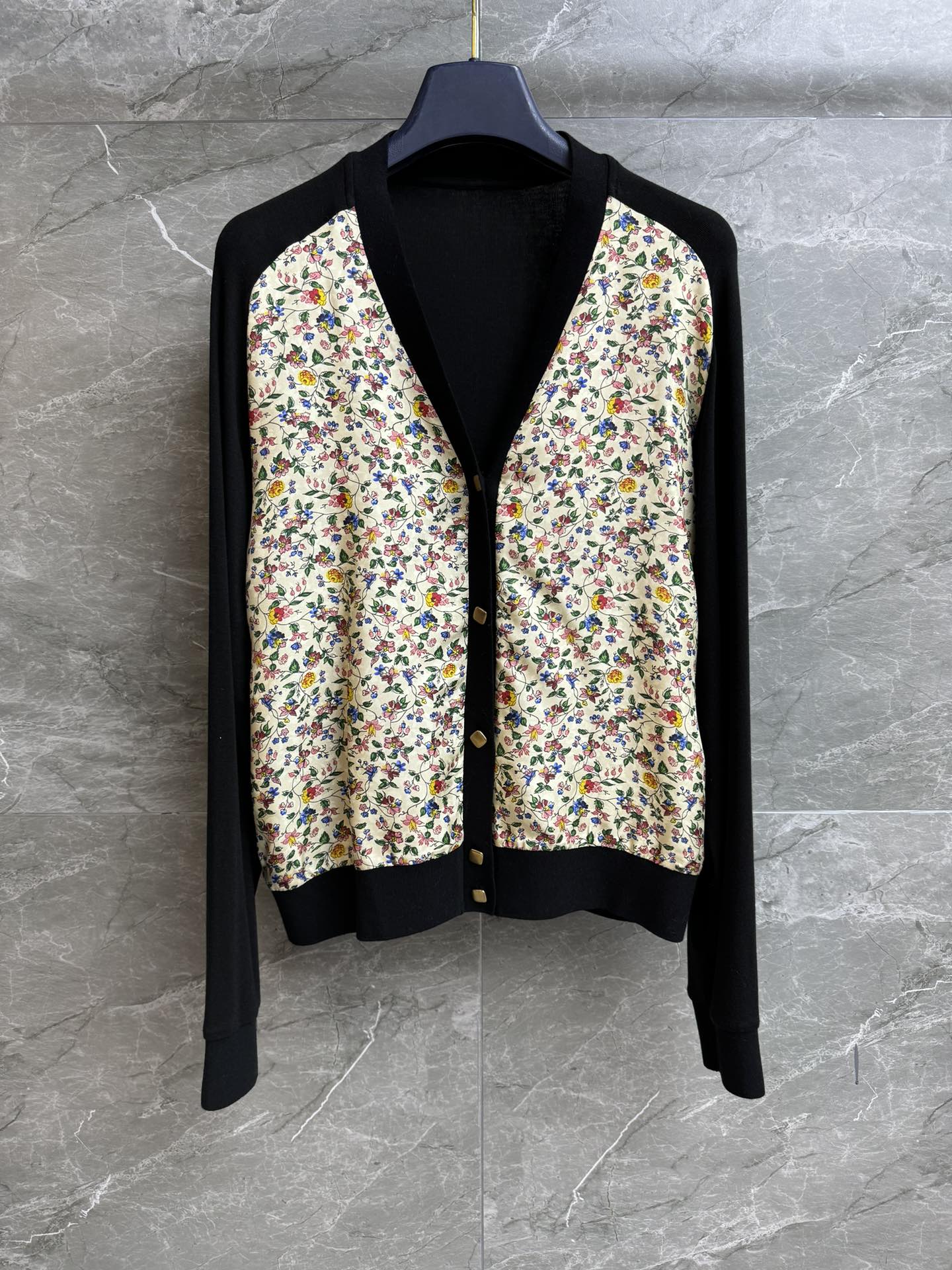 NO:591756,New arrival for early autumn, LP silk printed splicing top, early autumn series, classic polo neckline, silk floral print splicing, retro high-end, twill silk + wool blended fabric, soft, waxy, comfortable and breathable, normal fit, upper body looks slim and elegant, complete trademarks, sizes SML, loro piana, real silk, alexander wang19860909早秋新款上新啦 LP真丝印花拼接上衣 早秋系列 经典polo领领口 真丝花卉印花拼接 复古高级 斜纹真丝+羊毛混纺面料 软糯舒适透气 正常版型 上身显瘦又气质 商标齐全 尺码SML,,loro piana,real silk,alexander wang,Women's clothing