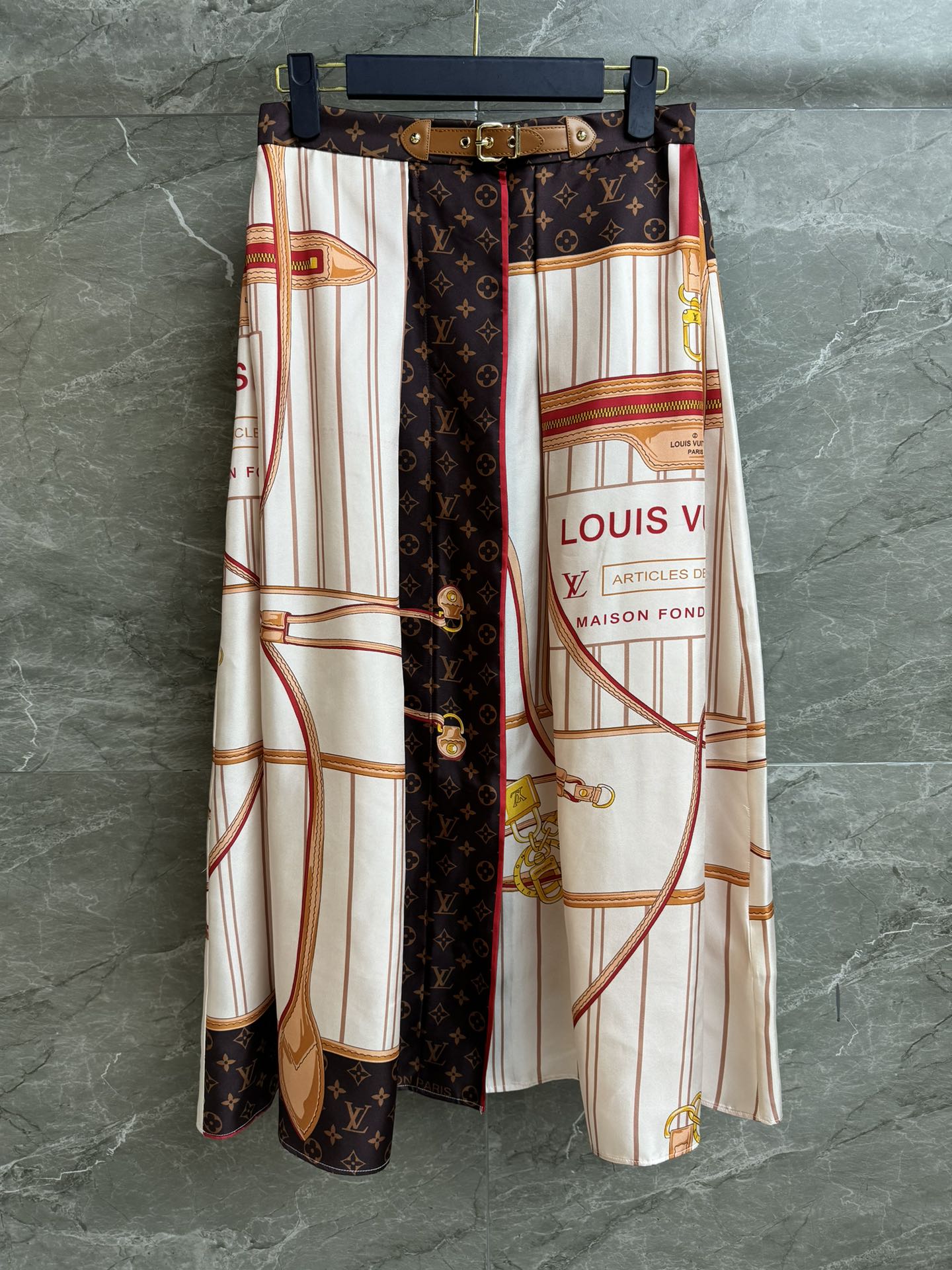 NO:591760,New autumn and winter styles are available. L family printed silk skirt. Autumn and winter series. Waist leather buckle design. Classic presbyopic stitching bag detail printing. Fashionable and unique personality. Customized twill silk fabric. Comfortable and skin-friendly. Super texture. High-waisted skirt version. The upper body is slim and versatile. Complete trademarks. Sizes SML, Louis Vuitton, skirts, real silk, alexander wang19860909秋冬新款上新啦 L家印花真丝半裙 秋冬系列 腰部皮革搭扣设计 经典老花拼接包袋细节印花 个性时髦独特 定制斜纹真丝面料 舒适亲肤 超有质感 高腰半身裙版型 上身显瘦又百搭 商标齐全 尺码SML,,louis vuitton,skirts,real silk,alexander wang,Women's clothing