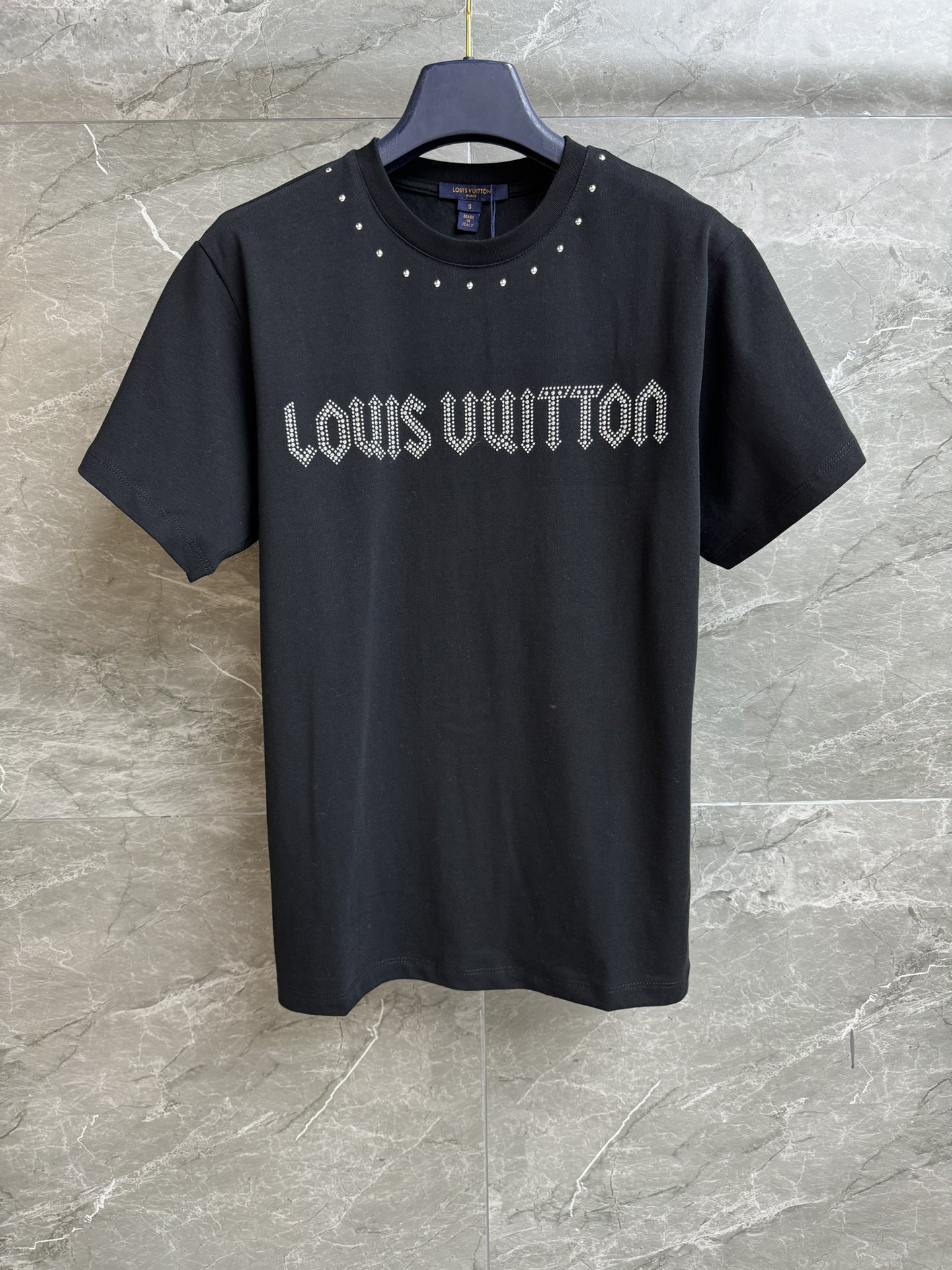 NO:591761,New style for early spring. L family letter rivet T-shirt 2026 new style for early spring. Round neck design with letter logo rivet decoration. Fashion trend personality. Customized pure cotton fabric. Comfortable and breathable. Normal fit. The upper body looks slim and fashionable. Complete trademarks. Sizes SML, louis vuitton, tees, t-shirt, alexander wang19860909早春新款上新啦 L家字母铆钉T恤 2026早春新款 圆领领口设计字母logo铆钉装饰点缀 时尚潮流个性 定制纯棉面料 舒适透气 正常版型 上身显瘦又时髦 商标齐全 尺码SML,,louis vuitton,tees，t-shirt,alexander wang,Women's clothing