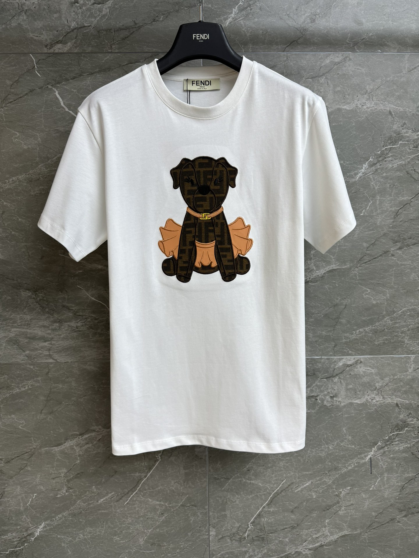 NO:591763,New style for early spring FD dog embroidered T-shirt 2026 early spring series Round neck design Cute puppy doll embroidery pattern Playful and fashionable to reduce age Customized pure cotton fabric Comfortable and breathable Normal fit The upper body is slim and versatile Complete trademarks Sizes SML, tees, t-shirt, alexander wang19860909早春新款上新啦 FD狗狗刺绣T恤 2026早春系列 圆领领口设计 可爱小狗公仔刺绣图案 俏皮时髦减龄 定制纯棉面料 舒适透气 正常版型 上身显瘦又百搭 商标齐全 尺码SML,,tees，t-shirt,alexander wang,Women's clothing
