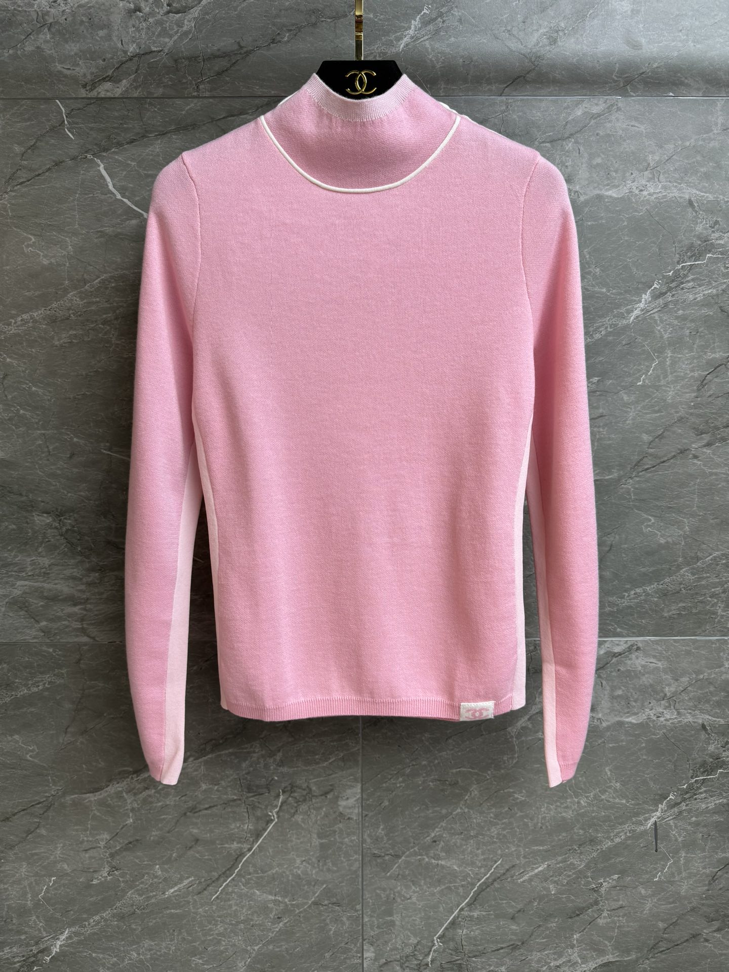 NO:610722,Autumn and winter new models have been shipped. Xiangjia three-color turtleneck bottoming shirt, 2025 ski series, half-high collar, double C pattern embellished hem, pink and white color matching, fashionable and high-end, wool blended fabric, soft and comfortable, elastic slim fit, the upper body is slim and elegant, complete trademarks, equipped with cloth bag, sizes SML, chanel, alexander wang19860909秋冬新款出货啦 香家三色高领打底衫 2025滑雪系列 半高领领口 双C图案点缀下摆 粉白拼色时髦高级 羊毛混纺面料 柔软舒适 弹力修身版型 上身显瘦又气质 商标齐全 配有布袋 尺码SML,,chanel,alexander wang,Women's clothing