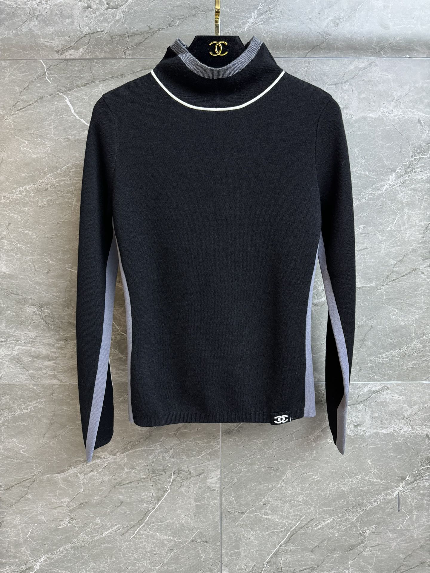 NO:610728,Autumn and winter new models have been shipped. Xiangjia three-color turtleneck bottoming shirt, 2025 ski series, half-high collar, double C pattern embellished hem, black and white color matching, fashionable and high-end, wool blended fabric, soft and comfortable, elastic slim fit, the upper body looks slim and stylish, complete trademarks, equipped with cloth bag, sizes SML, chanel, alexander wang19860909秋冬新款出货啦 香家三色高领打底衫 2025滑雪系列 半高领领口 双C图案点缀下摆 黑白拼色时髦高级 羊毛混纺面料 柔软舒适 弹力修身版型 上身显瘦又气 商标齐全 配有布袋 尺码SML,,chanel,alexander wang,Women's clothing