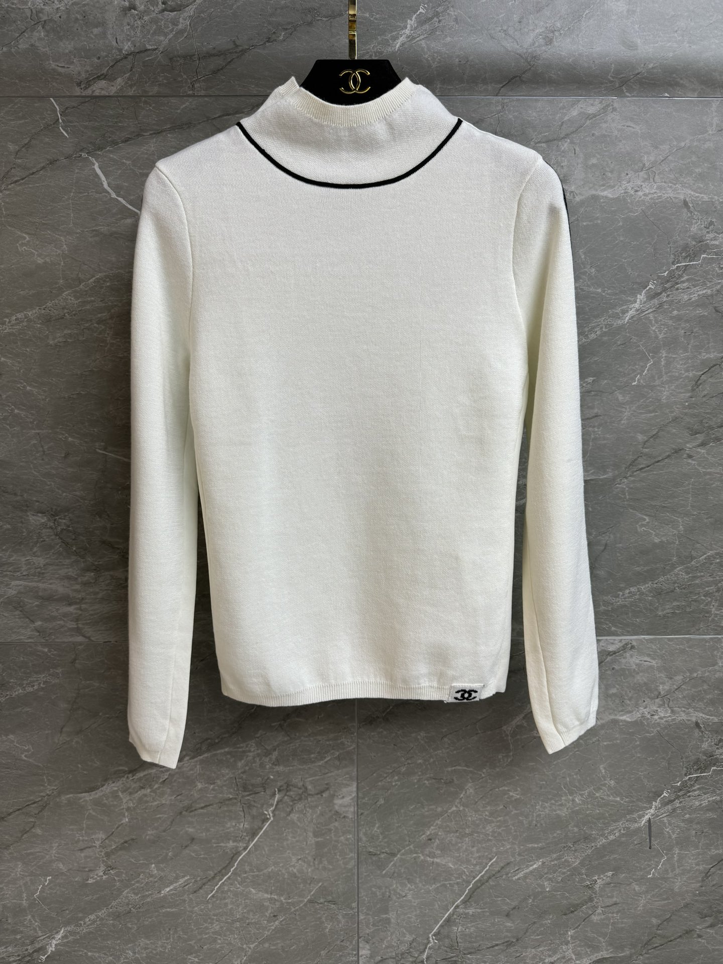 NO:610734,Autumn and winter new models have been shipped. Xiangjia three-color turtleneck bottoming shirt, 2025 ski series, half-high collar, double C pattern embellished hem, black and white color matching, fashionable and high-end, wool blended fabric, soft and comfortable, elastic and slim fit, the upper body looks slim and elegant, complete trademarks, equipped with cloth bag, sizes SML, chanel, alexander wang19860909秋冬新款出货啦 香家三色高领打底衫 2025滑雪系列 半高领领口 双C图案点缀下摆 黑白拼色时髦高级 羊毛混纺面料 柔软舒适 弹力修身版型 上身显瘦又气质 商标齐全 配有布袋 尺码SML,,chanel,alexander wang,Women's clothing