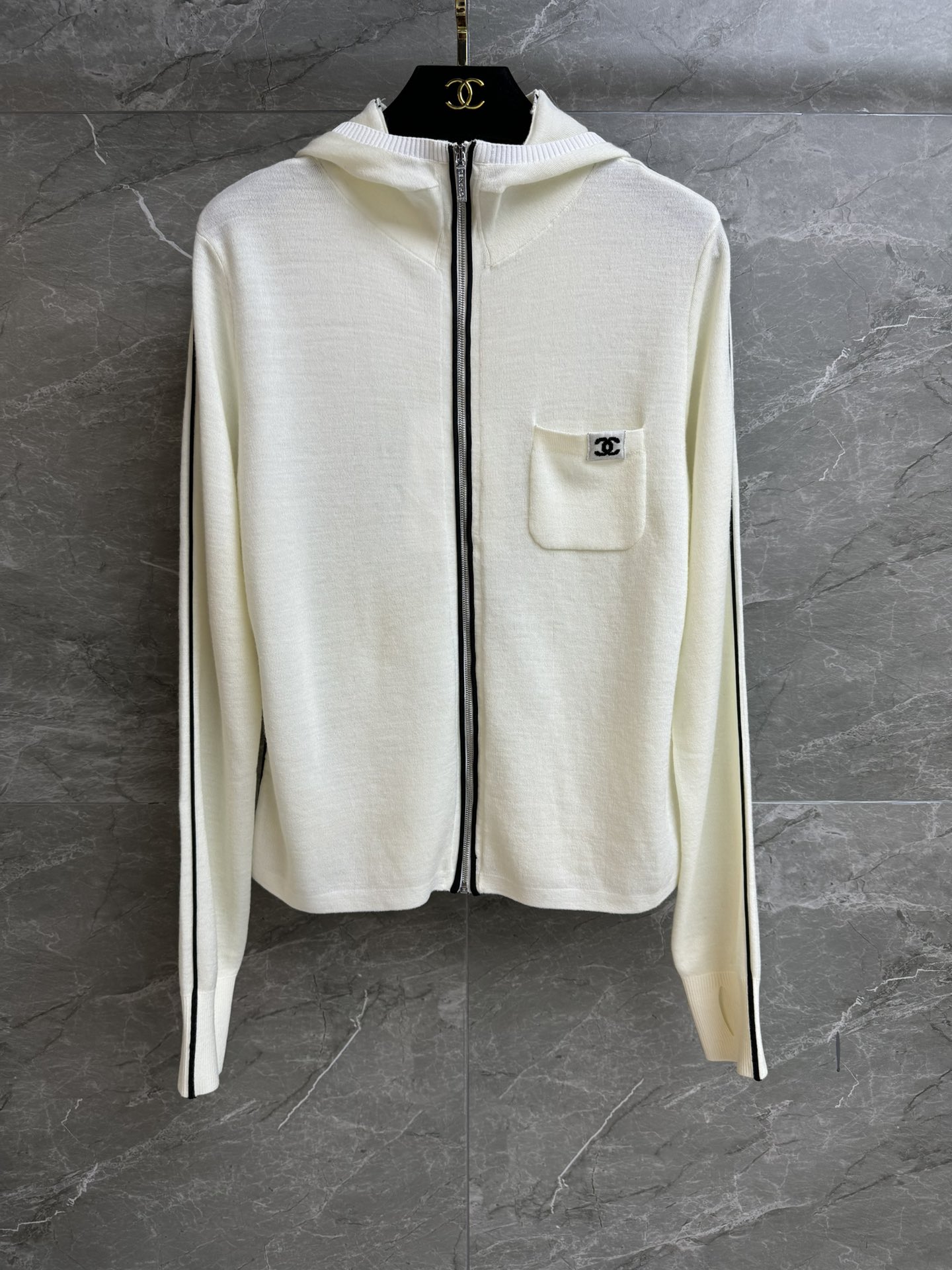 NO:592069,The high version has been shipped. Xiangjia black and white zipper cardigan 2025 ski series. Hooded zipper design. Double C pattern embellished pockets. Black line strokes and color matching. Fashionable and advanced. Wool blended fabric. Soft and comfortable. Normal fit. The upper body looks slim and elegant. Complete trademarks. Comes with cloth bag. Sizes SML,,chanel,hats,alexander wang19860909高版本出货啦 香家黑白拉链开衫 2025滑雪系列 连帽拉链设计 双C图案点缀口袋 黑线描边拼色 时髦高级 羊毛混纺面料 柔软舒适 正常版型 上身显瘦又气质 商标齐全 配有布袋 尺码SML,,chanel,hats,alexander wang,Women's clothing