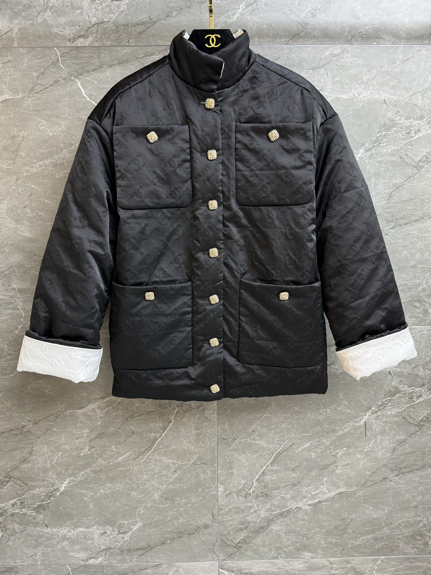 NO:592072,Autumn and winter new styles have been shipped. Xiangjia Double C Jacquard Cotton Clothes 2025 Handmade Workshop Series Stand-up collar single-breasted design Four pocket decoration Exquisite logo button embellishment Double C dark jacquard pattern Full of high-end sense Customized satin jacquard fabric Lined with cotton Warm and comfortable Straight fit The upper body is slim and elegant Complete trademarks Sizes SML, chanel, alexander wang19860909秋冬新款出货啦 香家双C提花棉服 2025手工坊系列 立领单排扣设计 四口袋装饰 精致logo纽扣点缀 双C暗纹提花图案 满满高级感 定制缎面提花面料 内里夹棉 保暖舒适 直筒版型 上身显瘦又气质 商标齐全 尺码SML,,chanel,alexander wang,Women's clothing