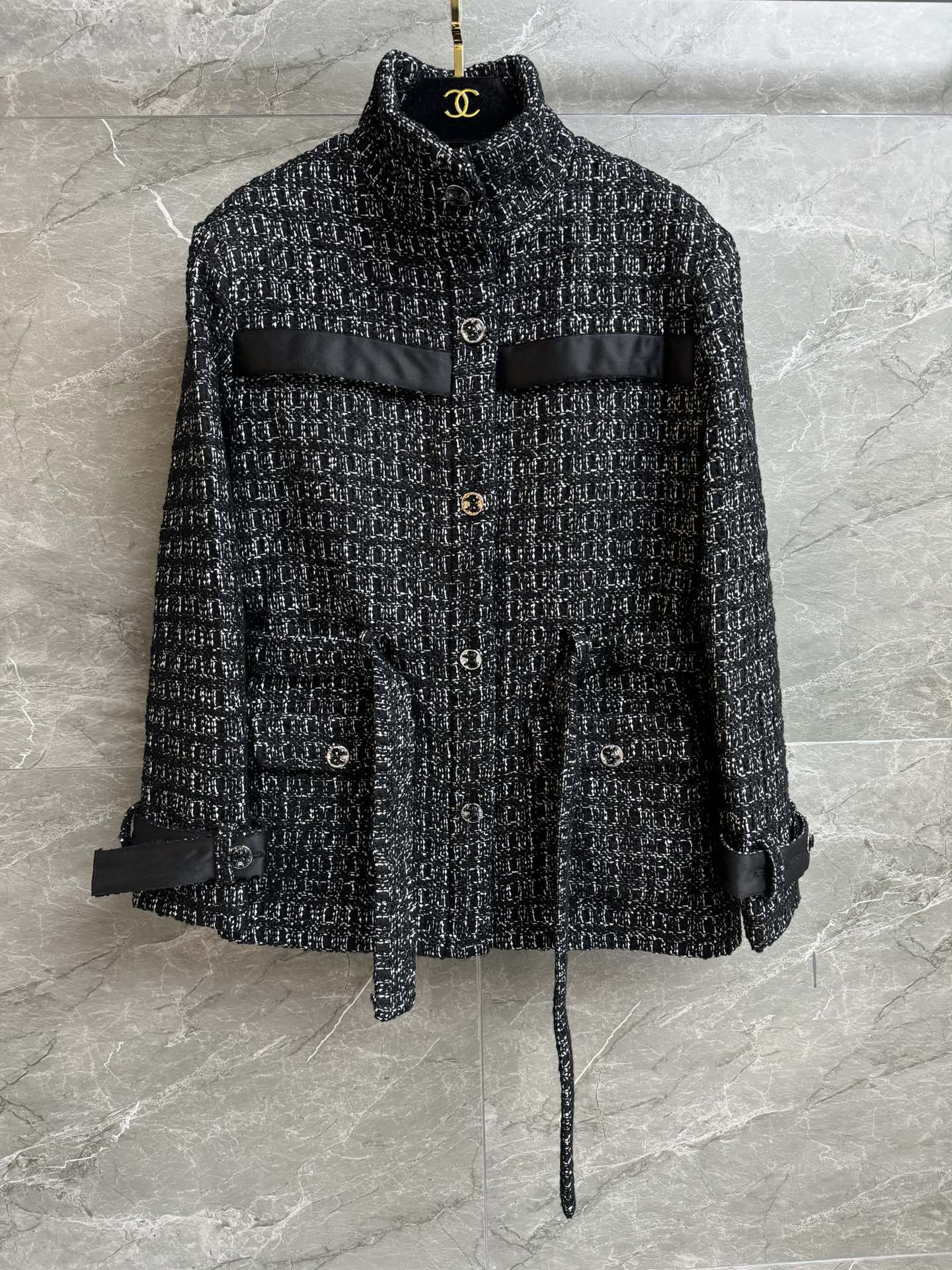 NO:592078,New autumn and winter styles are available. Xiangjia Stand Collar Belt Jacket 2025 Autumn and Winter Series Stand-up collar single-breasted design Exquisite bow button embellishment Silk ribbon splicing Black and white plaid color scheme Elegant and high-end Customized tweed fabric Straight fit Lace-up waist The upper body looks slim and elegant Complete trademarks Sizes SML, chanel, jackets & coats, silk fabric, alexander wang19860909秋冬新款上新啦 香家立领腰带外套 2025秋冬系列 立领单排扣设计 精致蝴蝶结纽扣点缀 丝绸缎带拼接 黑白格纹配色 优雅高级 定制粗花呢面料 直筒版型 系带收腰 上身显瘦又气质 商标齐全 尺码SML,,chanel,jackets & coats,silk fabric,alexander wang,Women's clothing