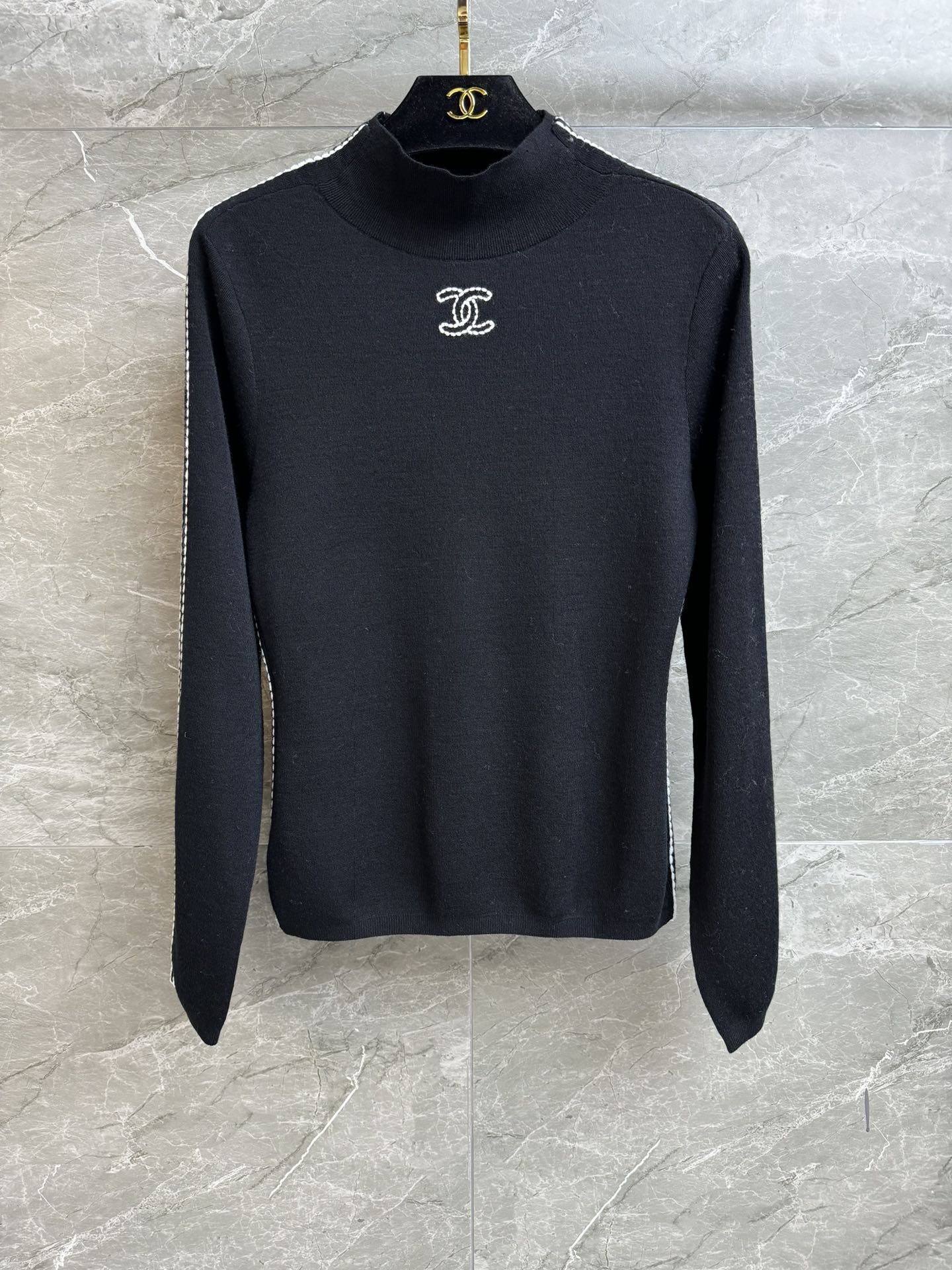 NO:605841,The high version has been shipped. Xiangjia black and white logo bottoming shirt 2025 ski series. Half-high collar. Double C embroidery pattern on the chest. Black and white color matching, simple and advanced. Wool blended fabric. Soft, comfortable and skin-friendly. Slim fit. The upper body looks slim and elegant. Complete trademarks. Comes with cloth bag. Sizes SML, Chanel, Alexander Wang19860909高版本出货啦 香家黑白logo打底衫 2025滑雪系列 半高领领口 胸前双C刺绣图案点缀 黑白拼色简约高级 羊毛混纺面料 柔软舒适亲肤 修身版型 上身显瘦又气质 商标齐全 配有布袋 尺码SML,,chanel,alexander wang,Women's clothing